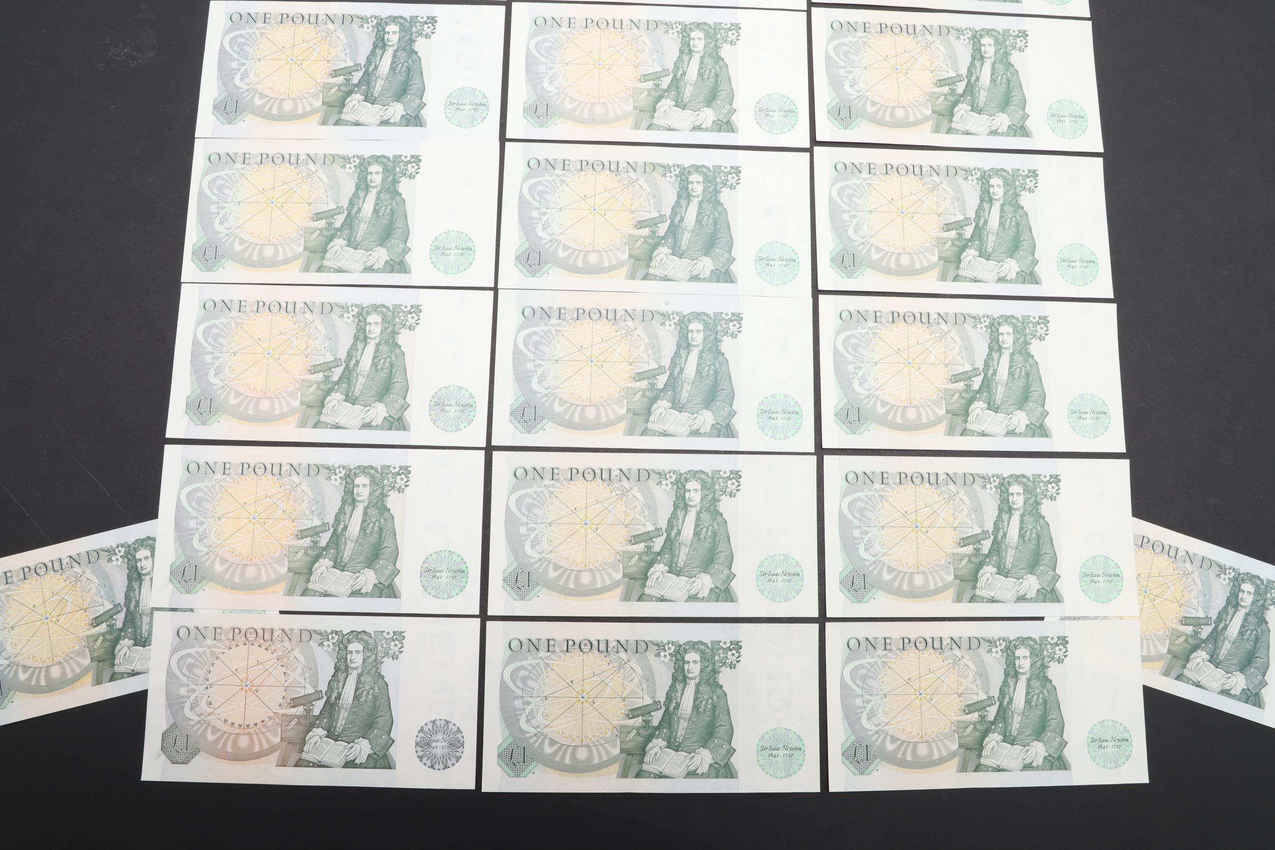 A COLLECTION OF 23 SERIES D ONE POUND NOTES TO INCLUDE CONSECUTIVE RUNS. - Bild 8 aus 10