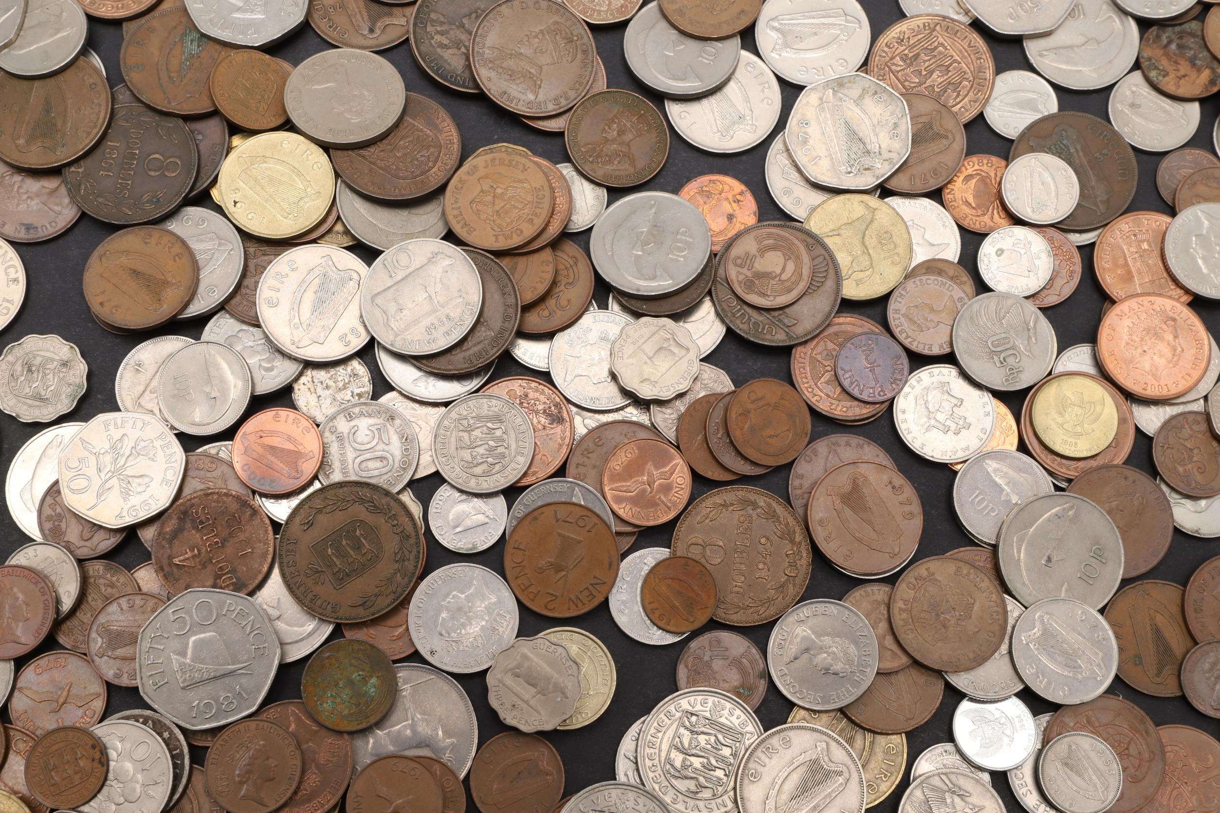 A COLLECTION OF WORLD COINS TO INCLUDE COINS FOR IRELAND, JERSEY, ISLE OF MAN AND GUERNSEY. - Image 8 of 10