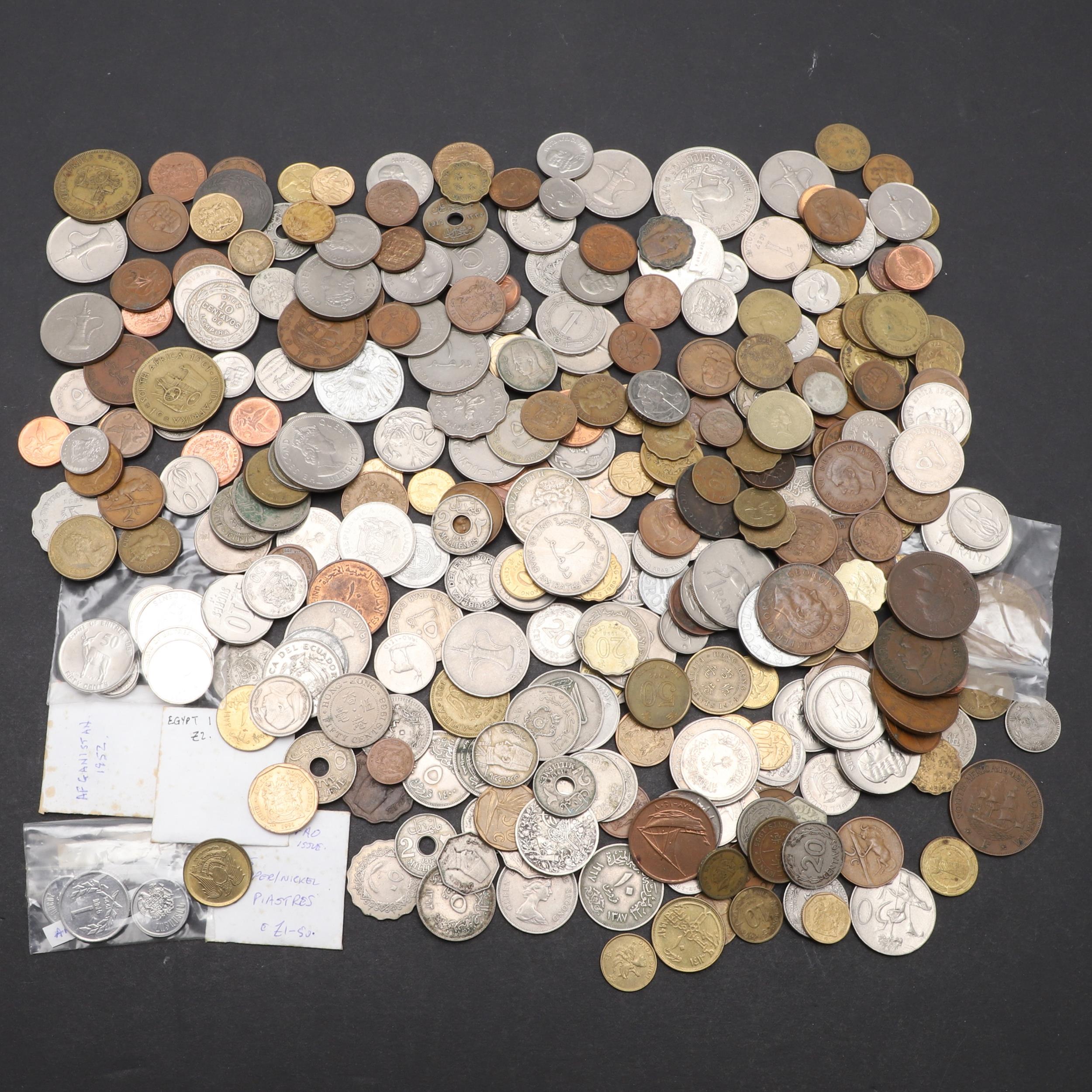A MIXED COLLECTION OF WORLD COINS TO INCLUDE COINS FROM AFGHANISTAN, EGYPT AND OTHER COUNTRIES.
