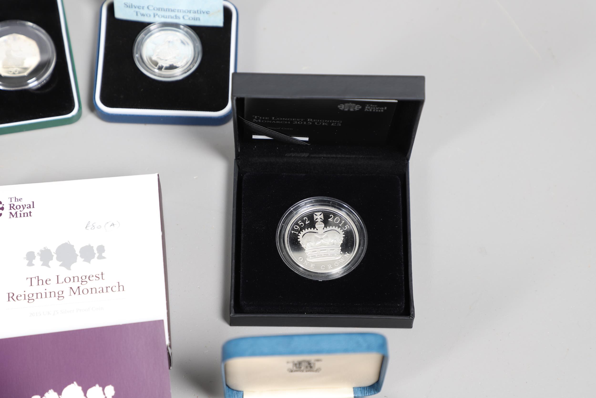 A COLLECTION OF FOURTEEN ROYAL MINT SILVER PROOF AND SIMILAR CROWNS. - Bild 3 aus 12