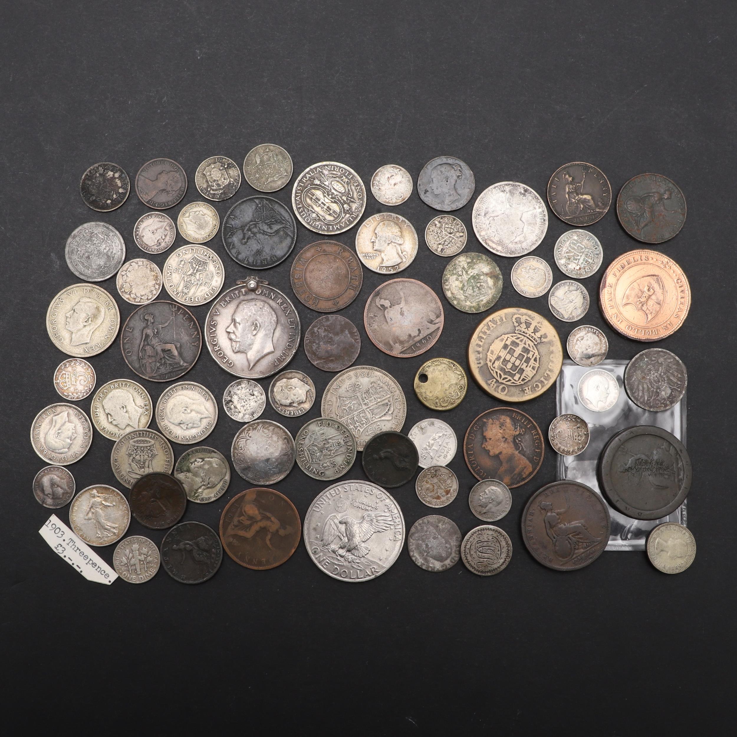 A MIXED COLLECTION OF WORLD COINS AND A GREAT WAR MEDAL.