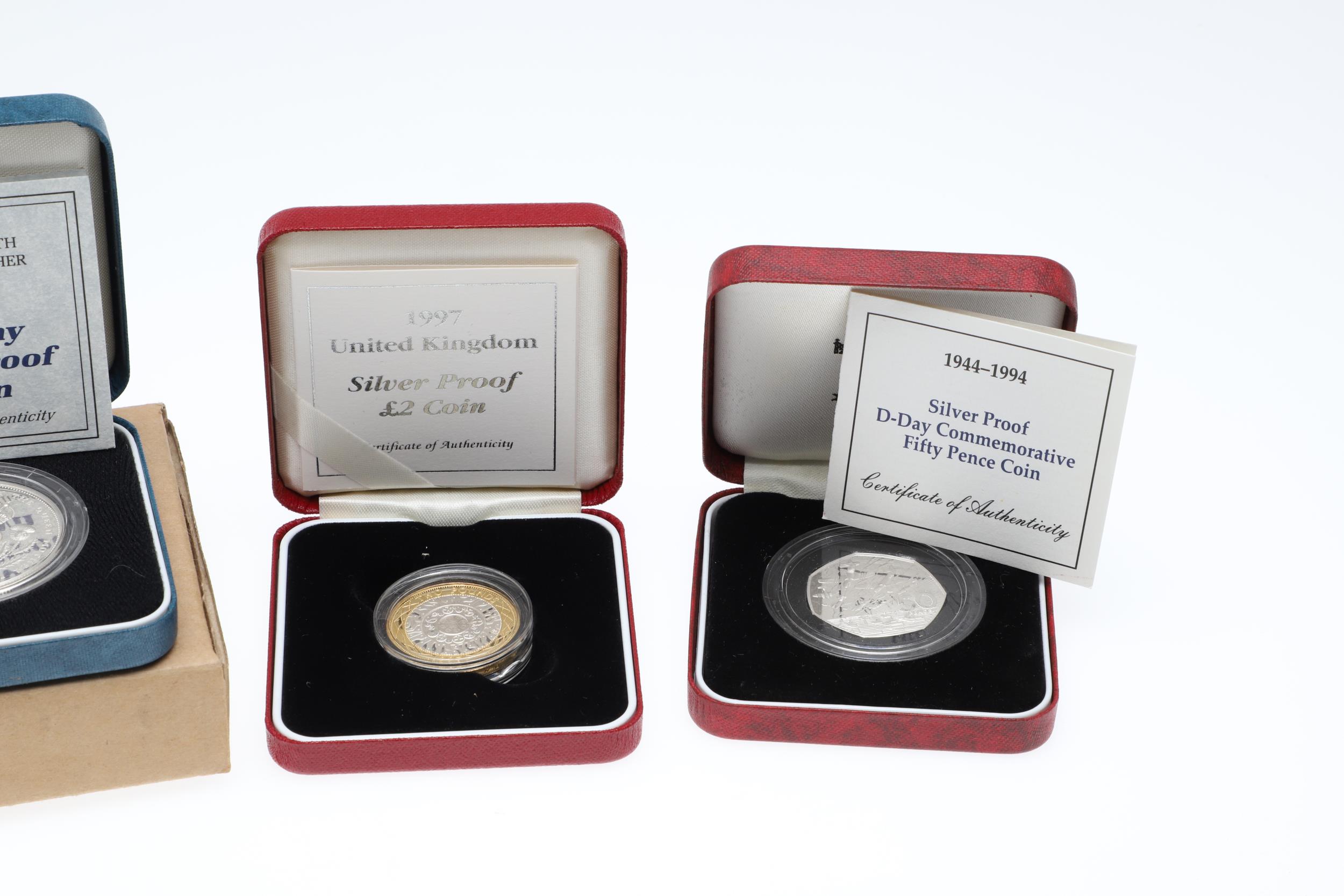 A COLLECTION OF ROYAL MINT SILVER PROOF COINS TO INCLUDE A 1994 D-DAY COMMEMORATIVE FIFTY PENCE AND - Bild 11 aus 17