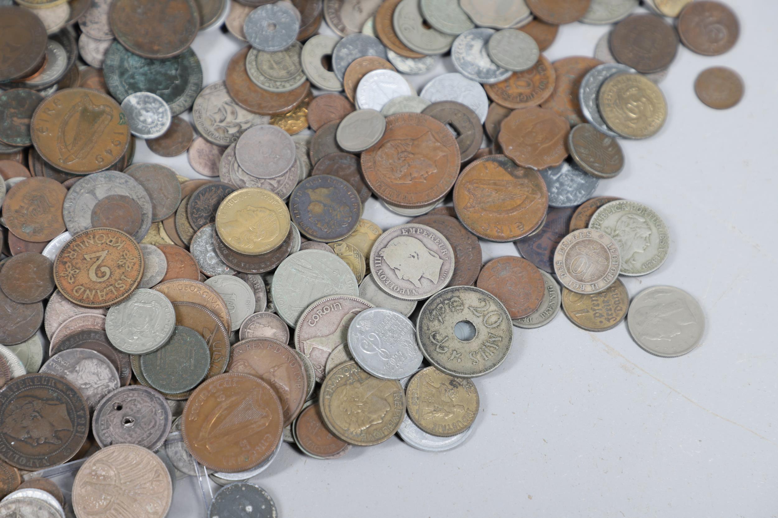 A LARGE COLLECTION OF WORLD COINS AND SIMILAR BRITISH COINS. - Image 12 of 20