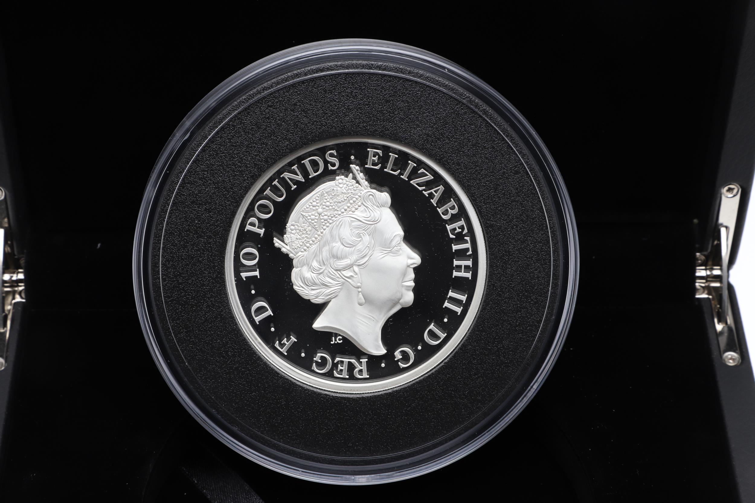 AN ELIZABETH II QUEEN'S BEASTS TEN OUNCE PROOF COIN. 2017. - Image 3 of 10