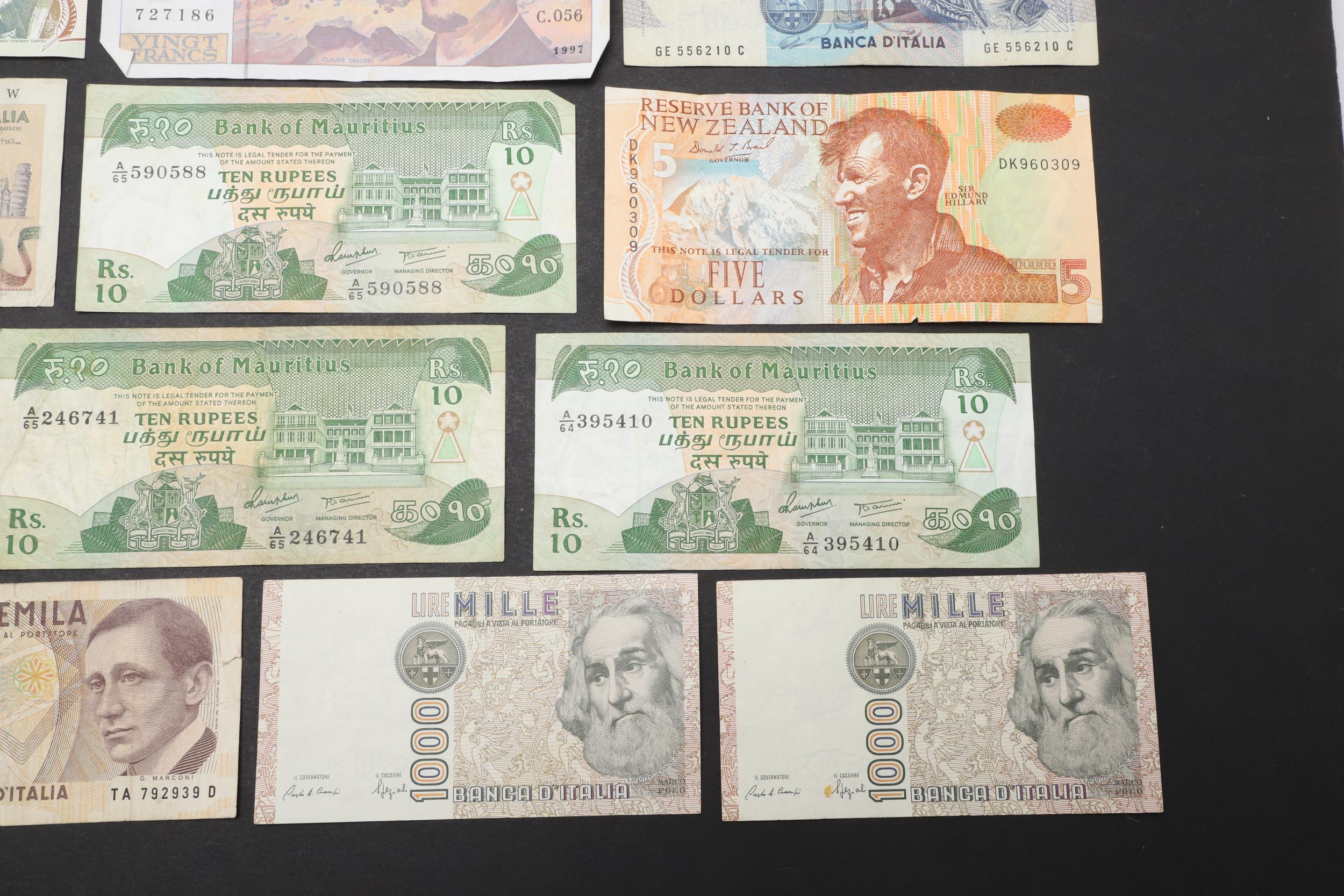 A COLLECTION OF TWENTY FOUR VARIOUS WORLD BANKNOTES. - Image 10 of 18