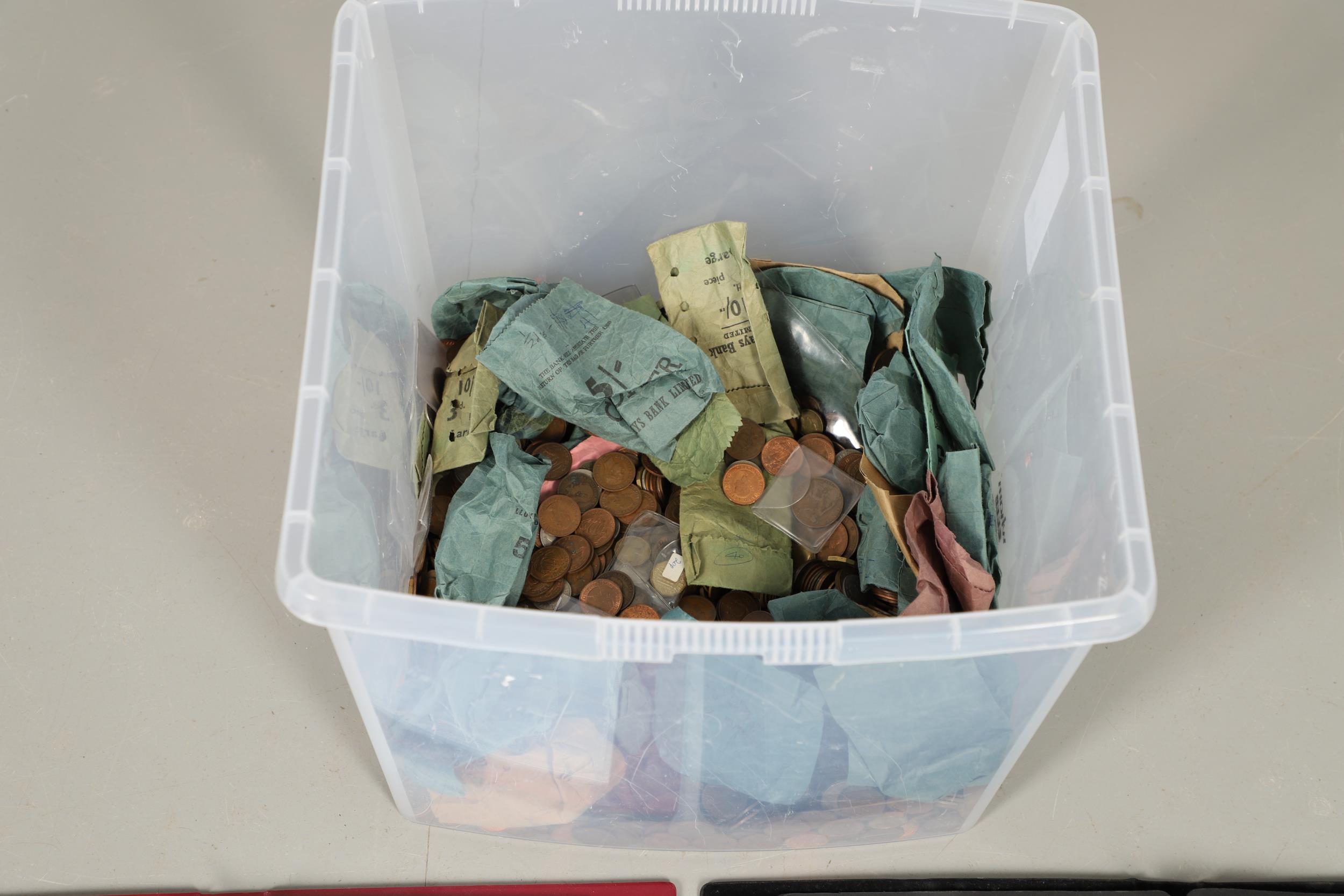 A LARGE COLLECTION OF BRITISH AND WORLD COINS TO INCLUDE VICTORIAN PENNIES. - Image 8 of 9