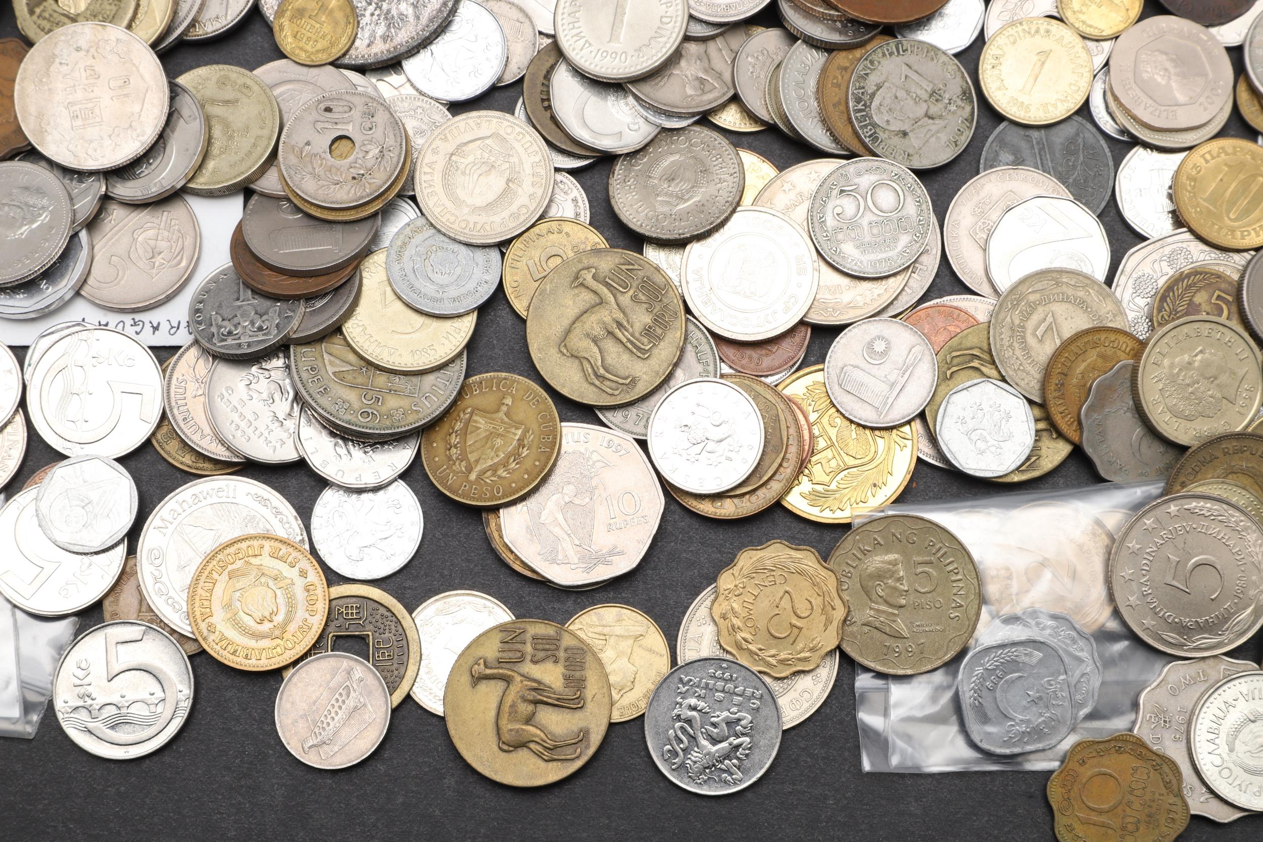 A COLLECTION OF WORLD COINS, VARIOUS COUNTIRES TO INCLUDE MALAYA, CHINA, GIBRALTAR AND MANY OTHERS. - Image 9 of 10