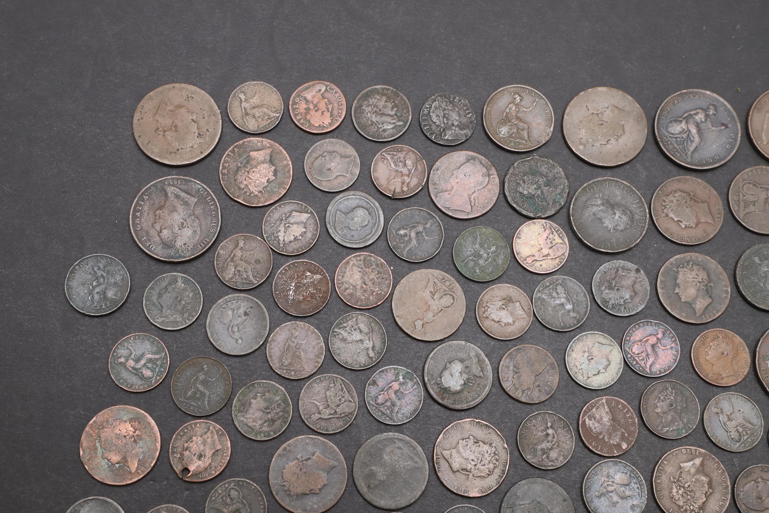 A COLLECTION OF 17TH AND 18TH CENTURY COPPER TO INCLUDE FARTHINGS AND OTHERS. - Image 2 of 5