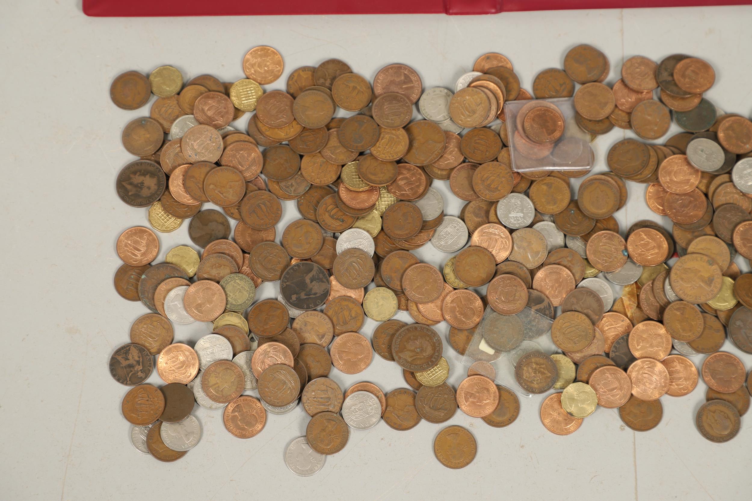 A LARGE COLLECTION OF BRITISH AND WORLD COINS TO INCLUDE VICTORIAN PENNIES. - Image 7 of 9