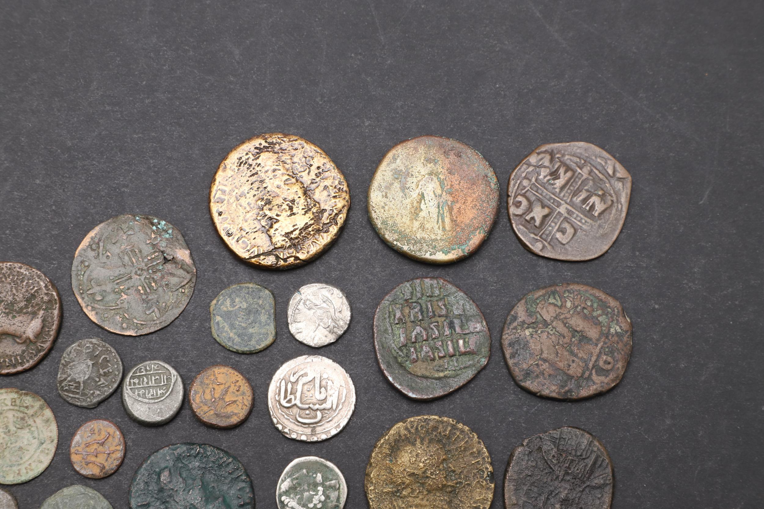 A COLLECTION OF ROMAN AND OTHER COINS TO INCLUDE LARGER DENOMINATIONS. - Bild 3 aus 5