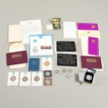 A COLLECTION OF ROYAL MINT YEAR SETS AND OTHER COMMEMORATIVE ISSUES.