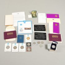 A COLLECTION OF ROYAL MINT YEAR SETS AND OTHER COMMEMORATIVE ISSUES.
