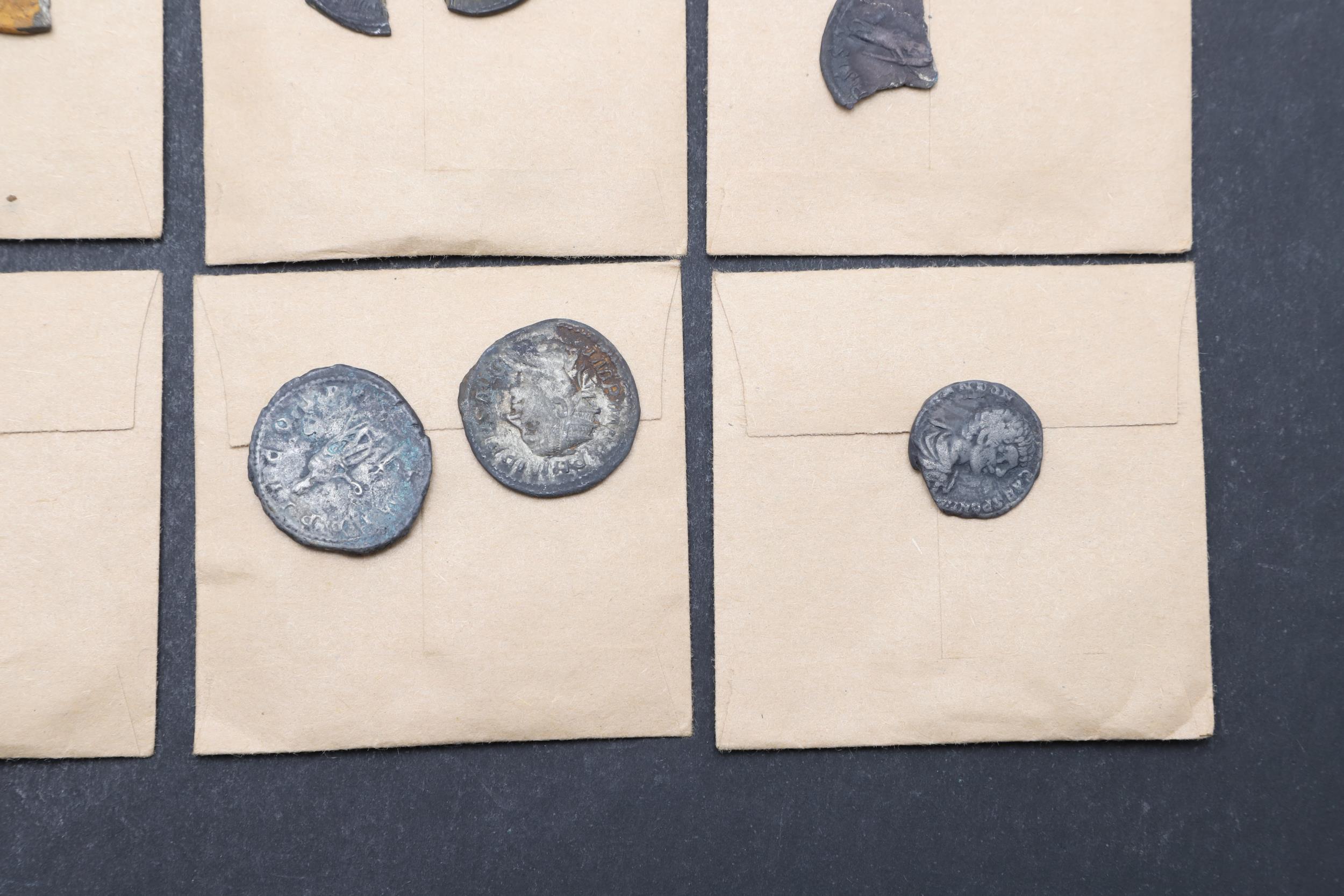 A HOARD OF SIXTEEN ROMAN COINS ALL IDENTIFIED AND RECORDED AS TREASURE T2019-1102. - Bild 10 aus 10