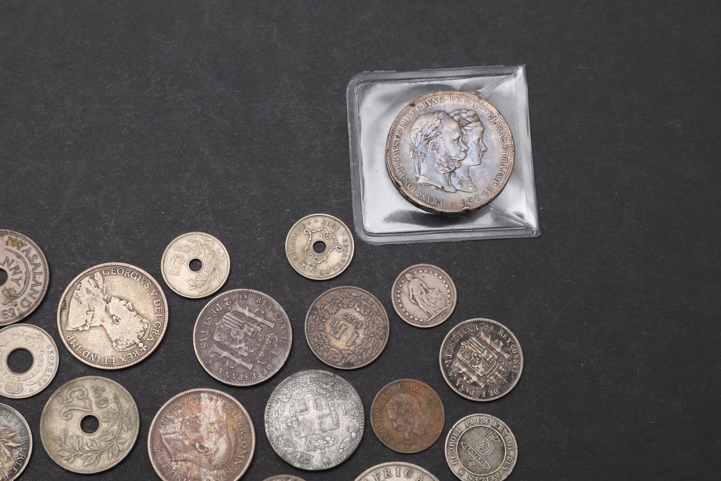 AN INTERESTING COLLECTION OF SOUTH AFRICAN AND OTHER WORLD COINS. - Image 6 of 7
