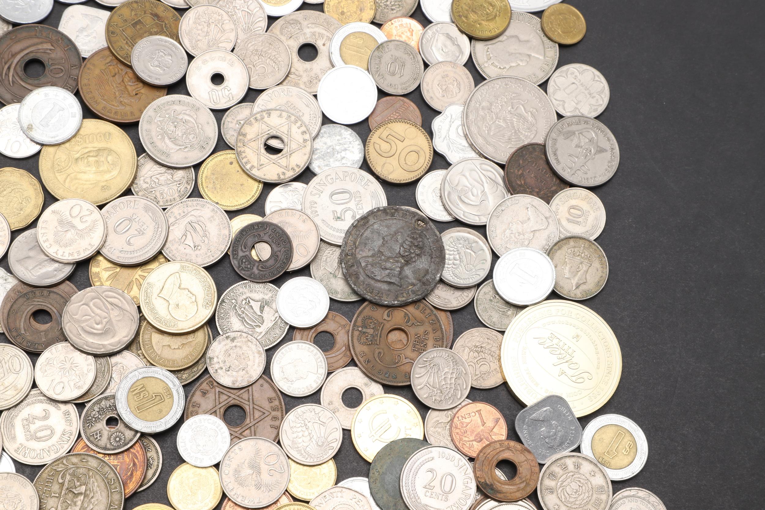 A COLLECTION OF WORLD COINS TO INCLUDE COINS FROM JAPAN, MEXICO AND OTHER COUNTRIES. - Bild 7 aus 10