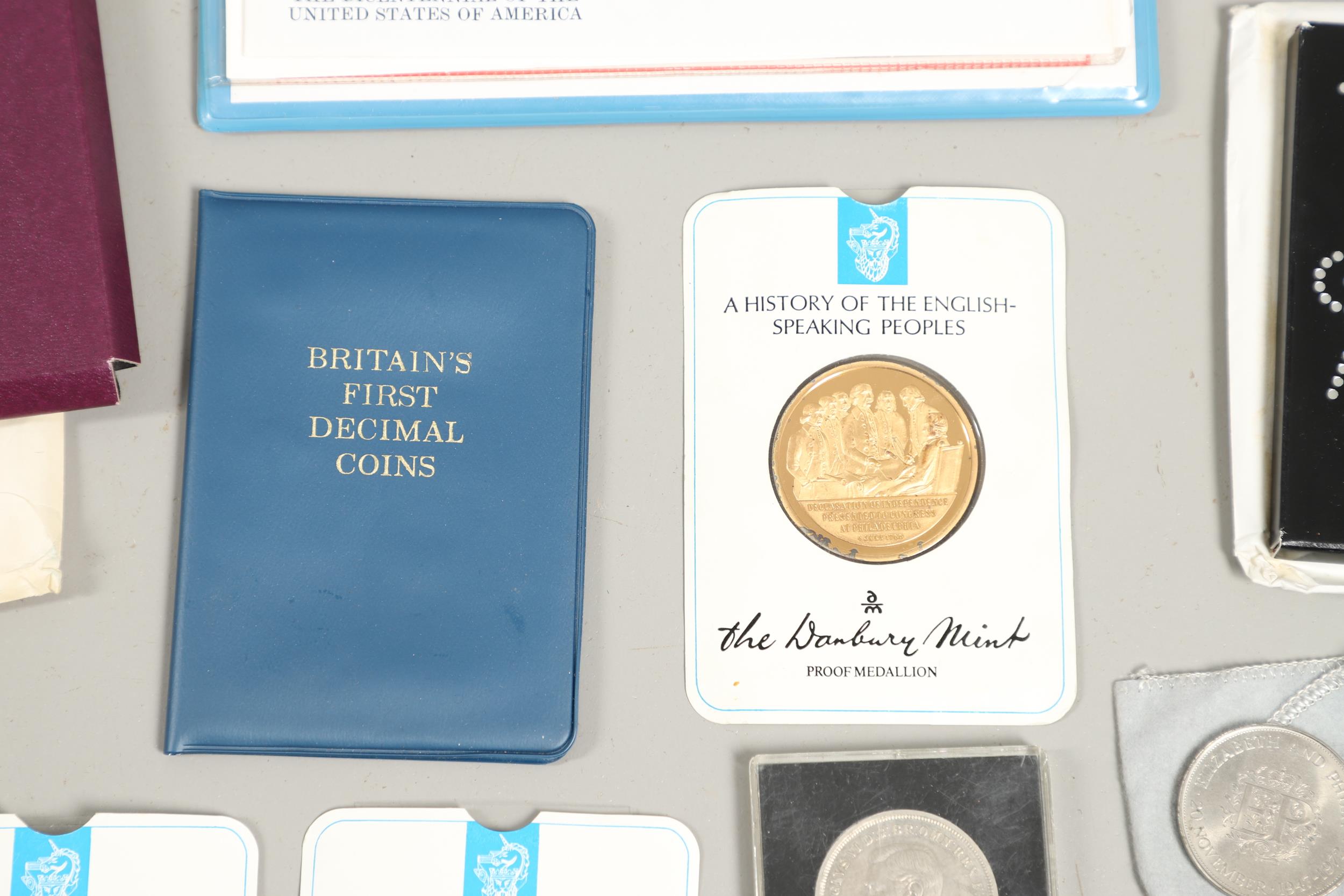 A COLLECTION OF ROYAL MINT YEAR SETS AND OTHER COMMEMORATIVE ISSUES. - Bild 11 aus 16