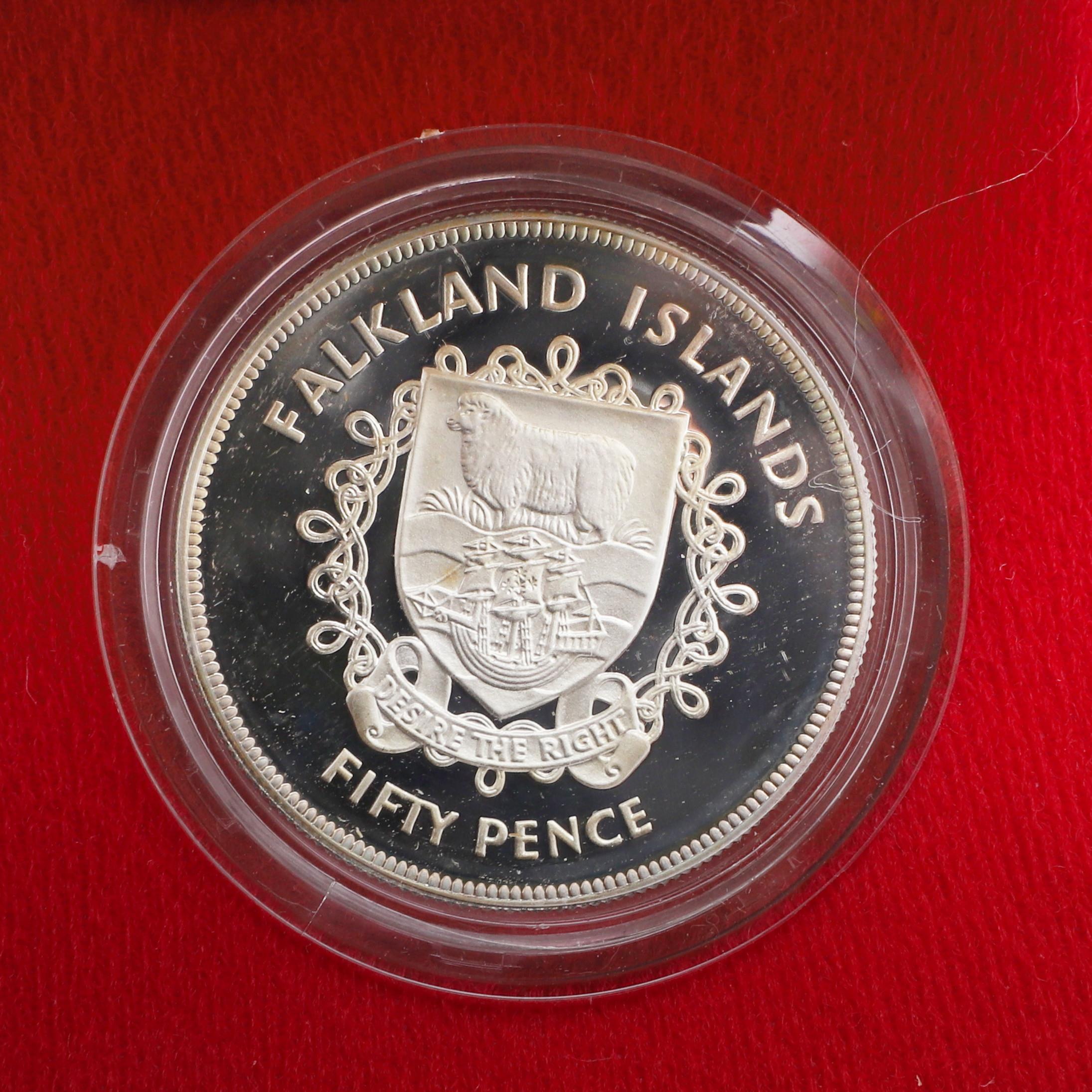 A COLLECTION OF SILVER PROOF SETS TO INCLUDE A FALKLANDS ISLANDS FIFTY PENCE 1977. - Bild 12 aus 18