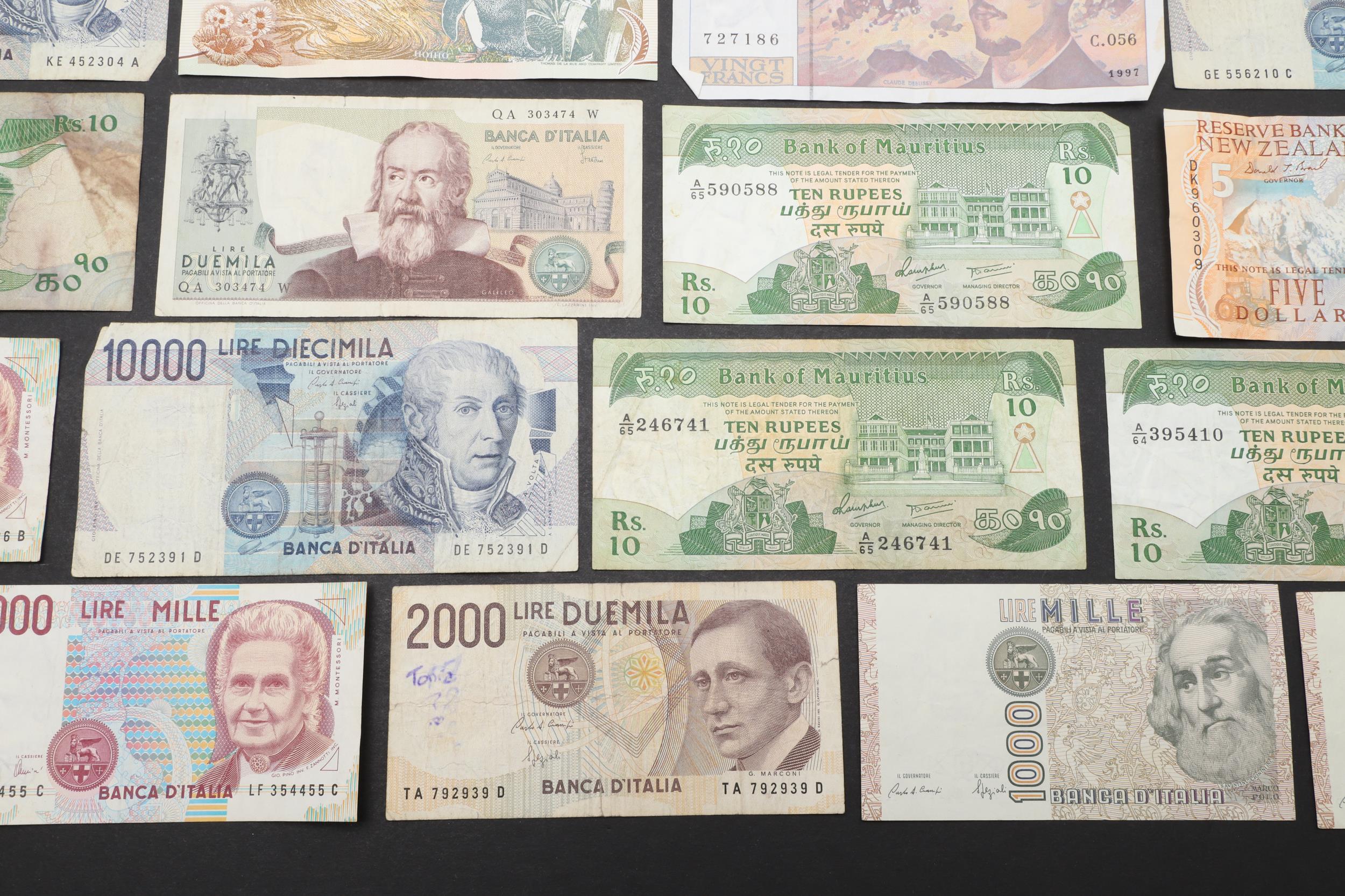 A COLLECTION OF TWENTY FOUR VARIOUS WORLD BANKNOTES. - Image 9 of 18