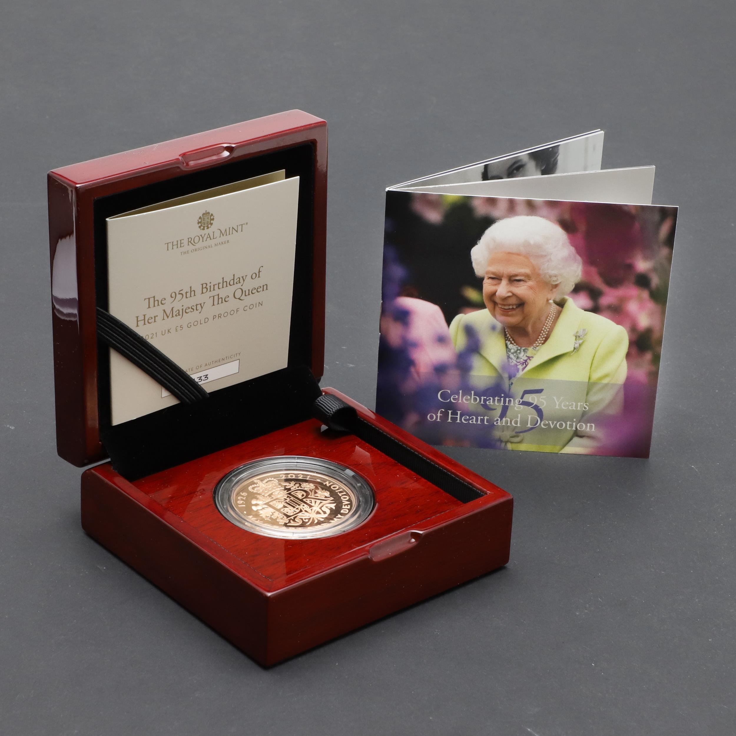 AN ELIZABETH II 95TH BIRTHDAY GOLD £5.00 COIN. 2021.