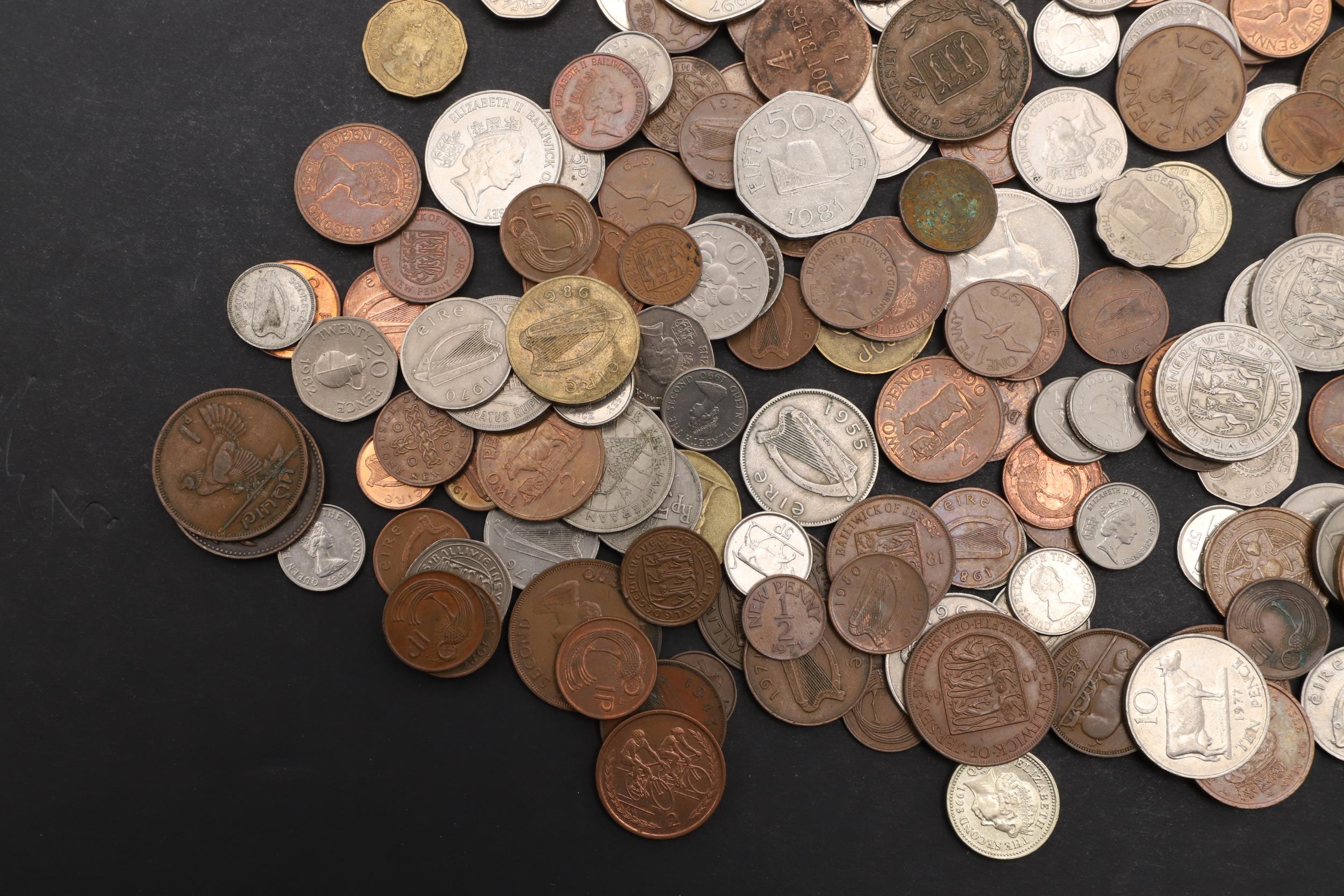 A COLLECTION OF WORLD COINS TO INCLUDE COINS FOR IRELAND, JERSEY, ISLE OF MAN AND GUERNSEY. - Image 6 of 10
