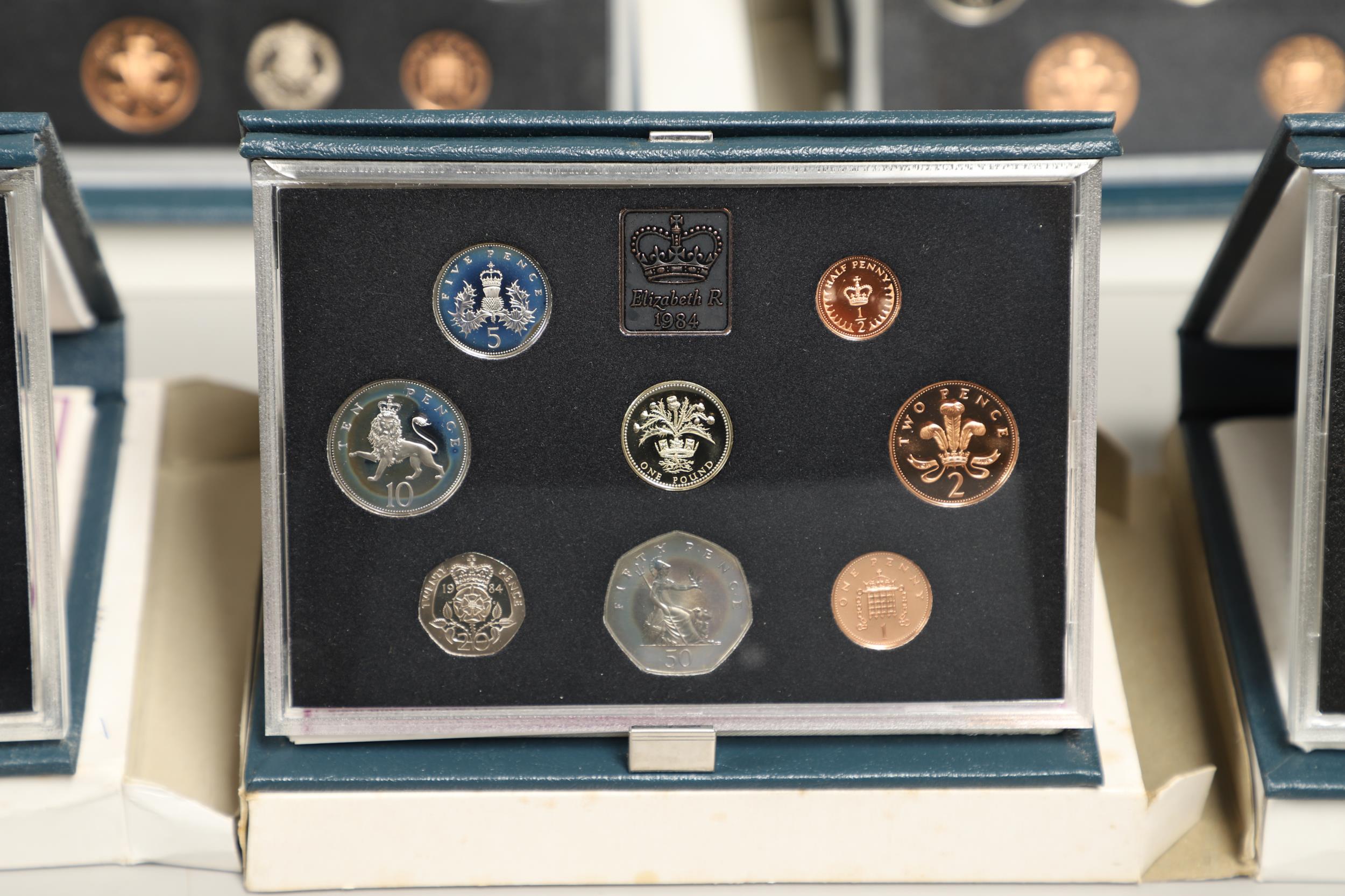 A COLLECTION OF THIRTEEN ROYAL MINT ANNUAL PROOF COIN COLLECTIONS. 1983-1997. - Bild 11 aus 14