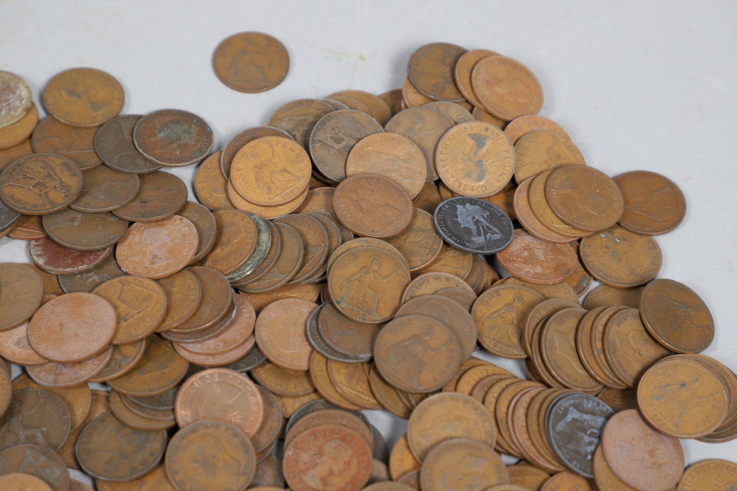 A LARGE COLLECTION OF WORLD COINS AND SIMILAR BRITISH COINS. - Bild 3 aus 20