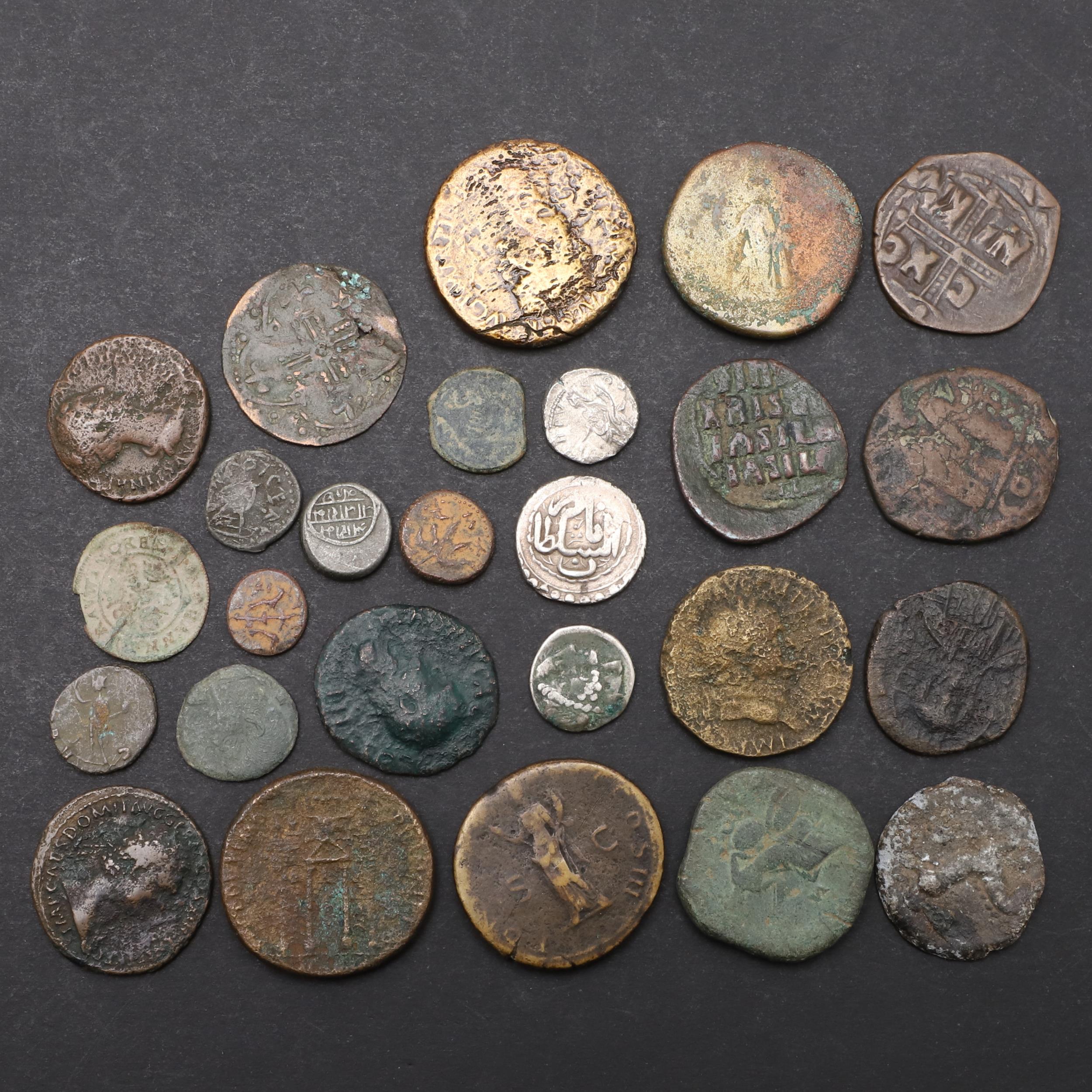 A COLLECTION OF ROMAN AND OTHER COINS TO INCLUDE LARGER DENOMINATIONS.