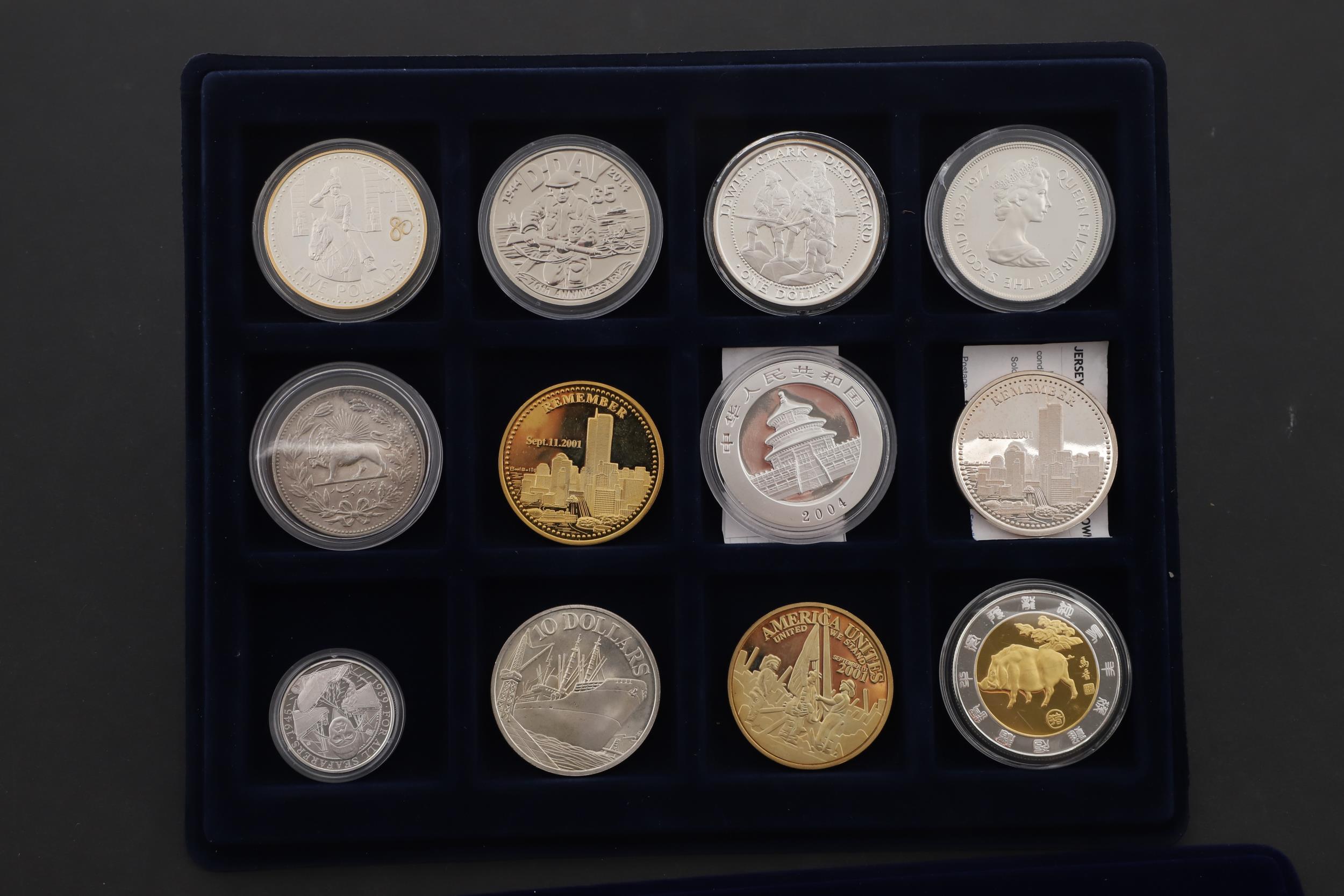 A MIXED COLLECTION OF SILVER, GILT AND OTHER CROWN SIZED COINS TO INCLUDE A COOK ISLANDS DOLLAR 1997 - Image 2 of 4