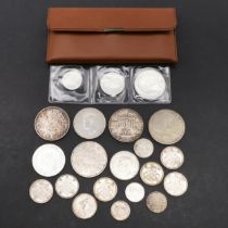 A MIXED COLLECTION OF WORLD COINS TO INCLUDE 1964 OYMPIC 1000 YEN.