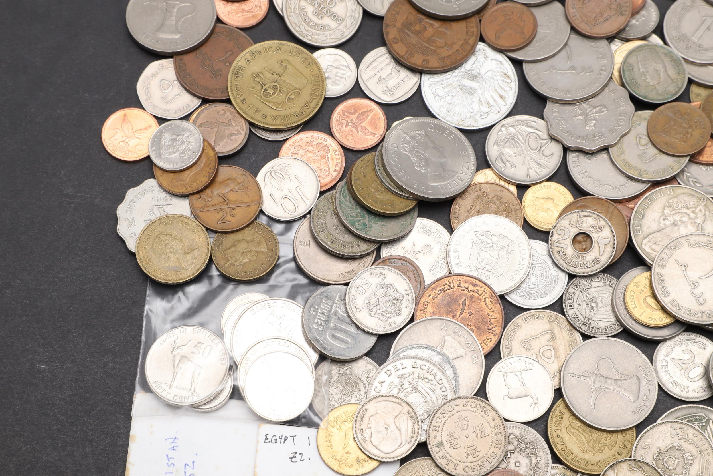 A MIXED COLLECTION OF WORLD COINS TO INCLUDE COINS FROM AFGHANISTAN, EGYPT AND OTHER COUNTRIES. - Bild 4 aus 7