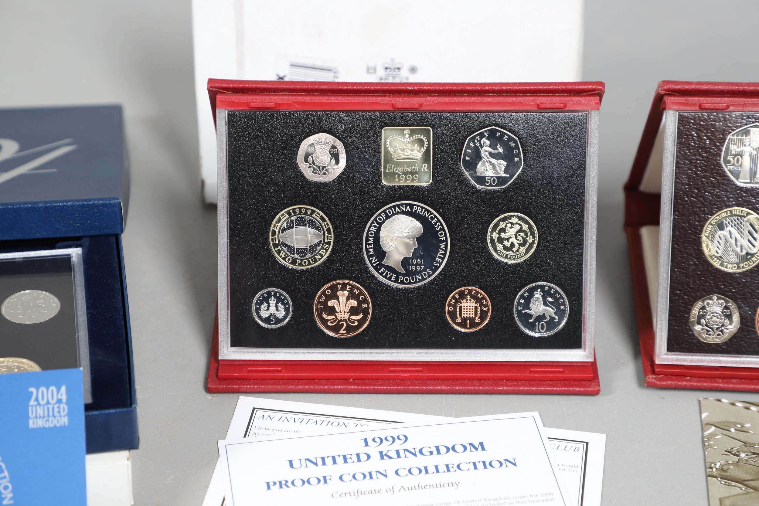 A COLLECTION OF ROYAL MINT UNCIRCULATED AND PROOF YEAR SETS. - Bild 9 aus 18