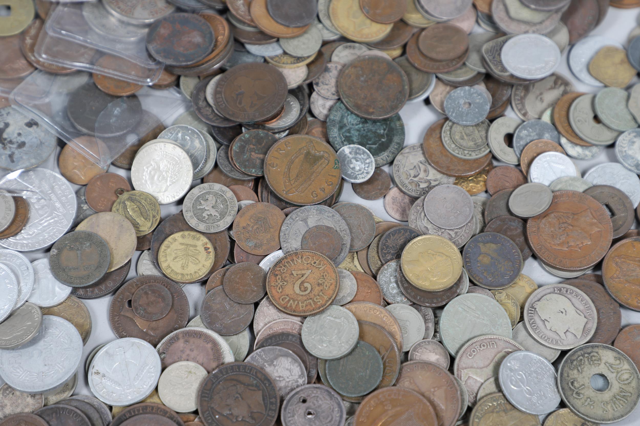 A LARGE COLLECTION OF WORLD COINS AND SIMILAR BRITISH COINS. - Image 14 of 20