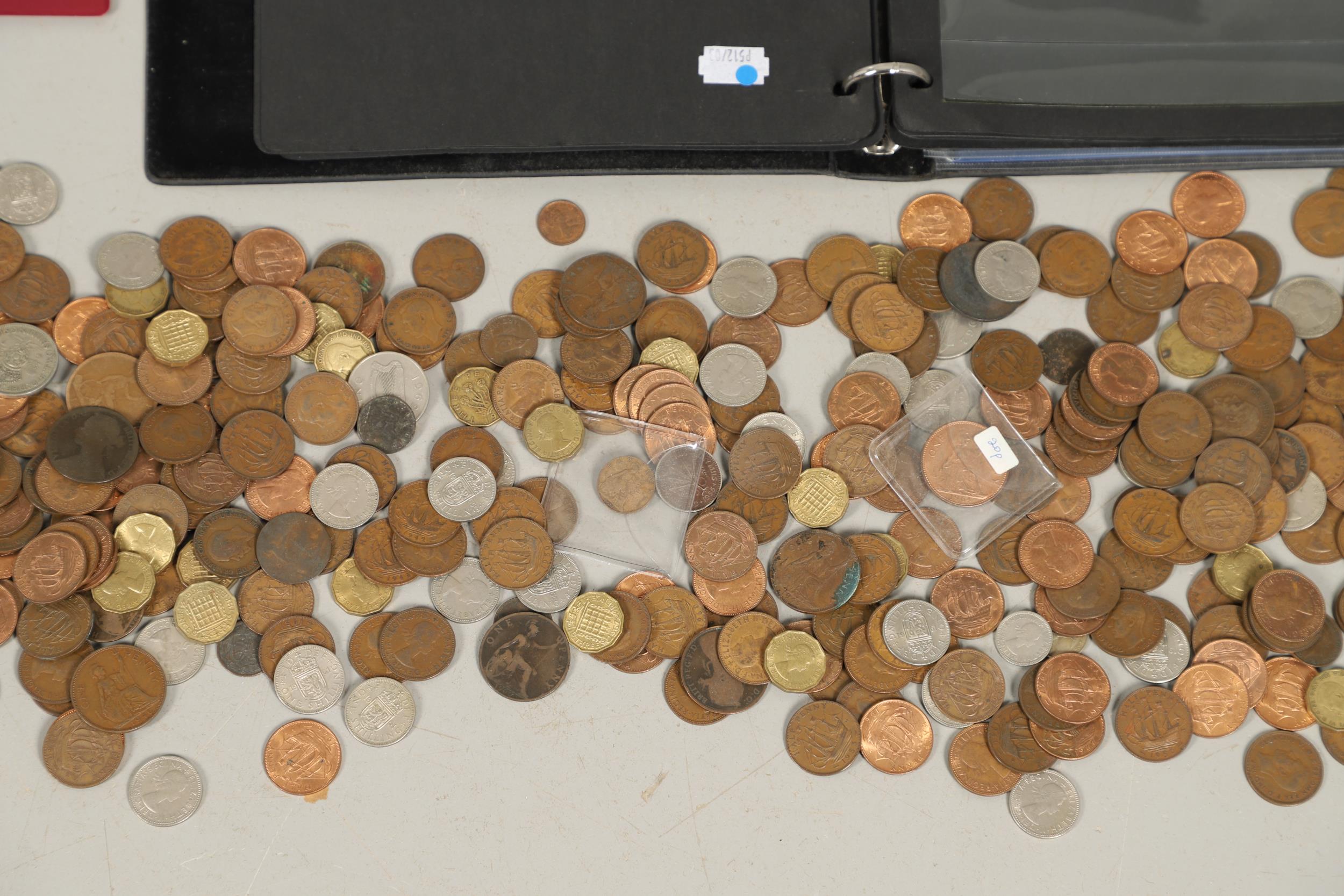 A LARGE COLLECTION OF BRITISH AND WORLD COINS TO INCLUDE VICTORIAN PENNIES. - Image 6 of 9