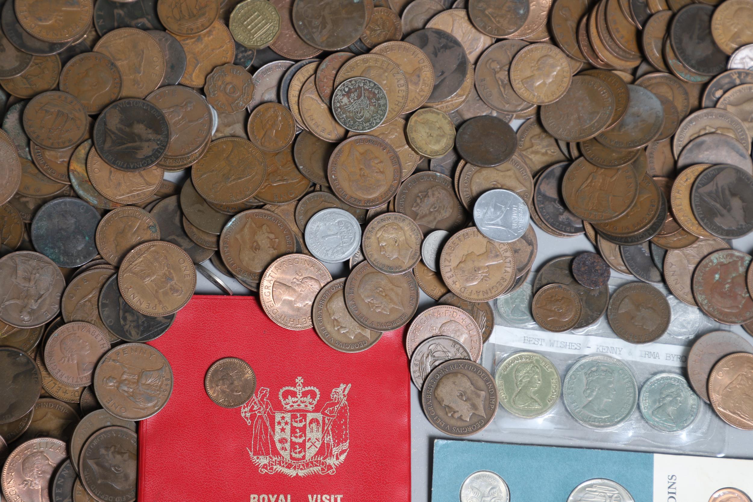A LARGE COLLECTION OF PRE-DECIMAL COINS TO INCLUDE PENNIES, SHILLINGS AND OTHERS. - Bild 6 aus 10