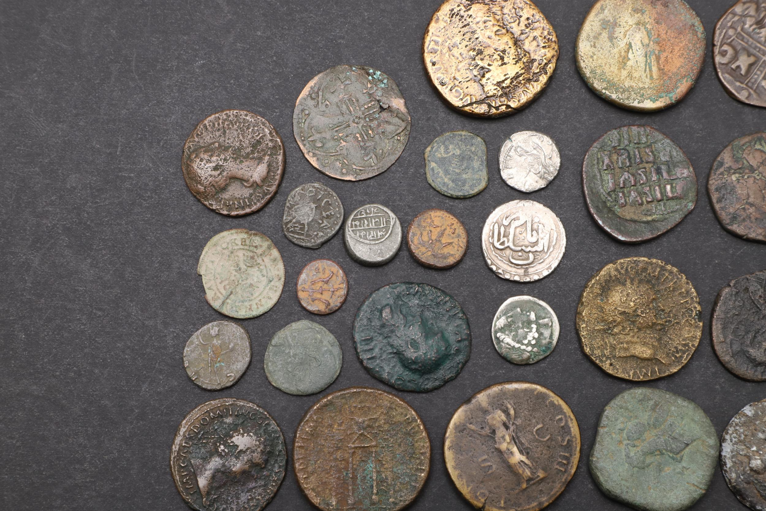 A COLLECTION OF ROMAN AND OTHER COINS TO INCLUDE LARGER DENOMINATIONS. - Bild 2 aus 5