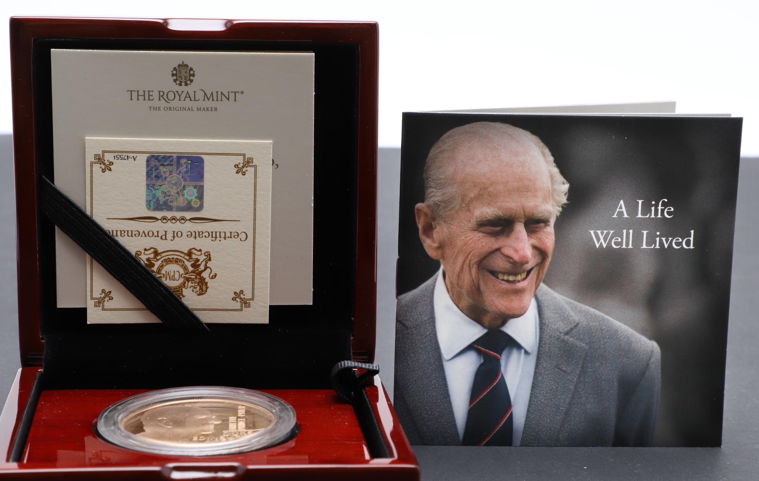 AN ELIZABETH II PRINCE PHILIP COMMEMORATIVE £5.00 GOLD COIN. 2021. - Image 2 of 6