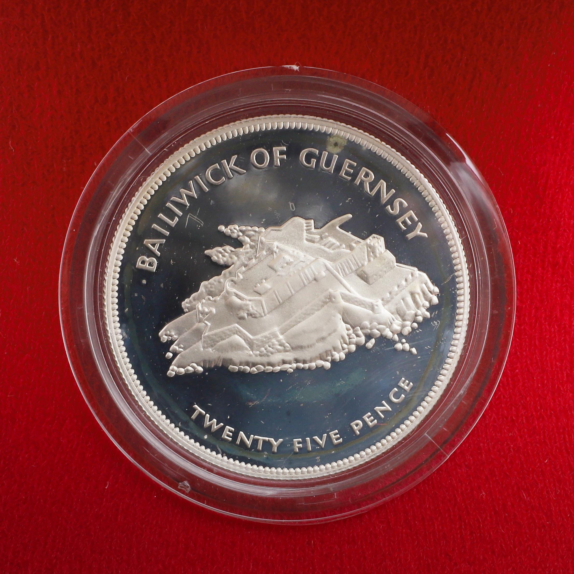 A COLLECTION OF SILVER PROOF SETS TO INCLUDE A FALKLANDS ISLANDS FIFTY PENCE 1977. - Bild 11 aus 18