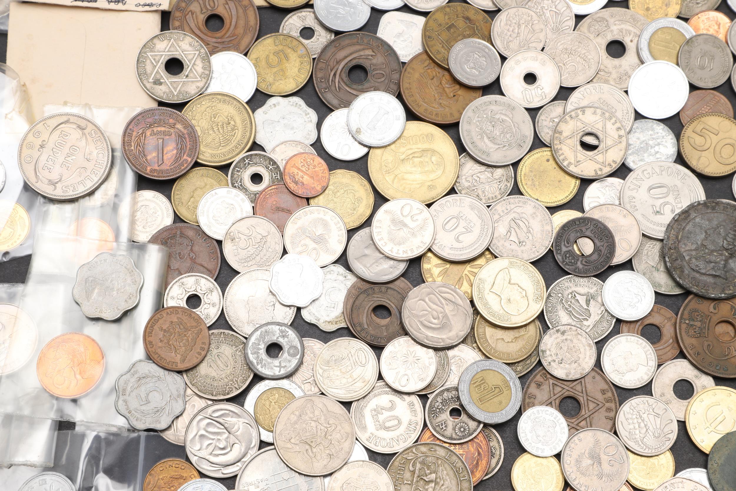 A COLLECTION OF WORLD COINS TO INCLUDE COINS FROM JAPAN, MEXICO AND OTHER COUNTRIES. - Bild 6 aus 10