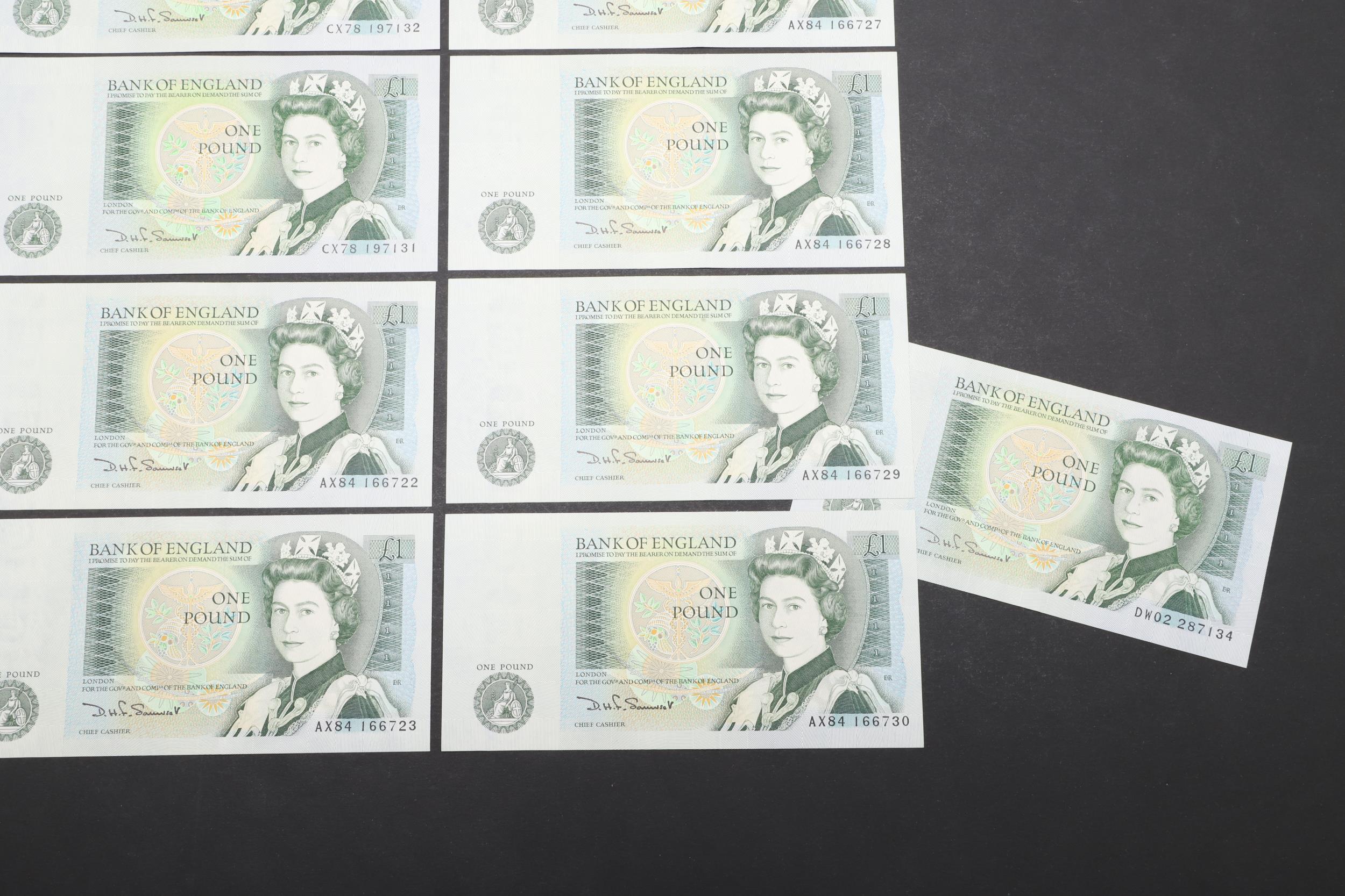 A COLLECTION OF 23 SERIES D ONE POUND NOTES TO INCLUDE CONSECUTIVE RUNS. - Image 5 of 10