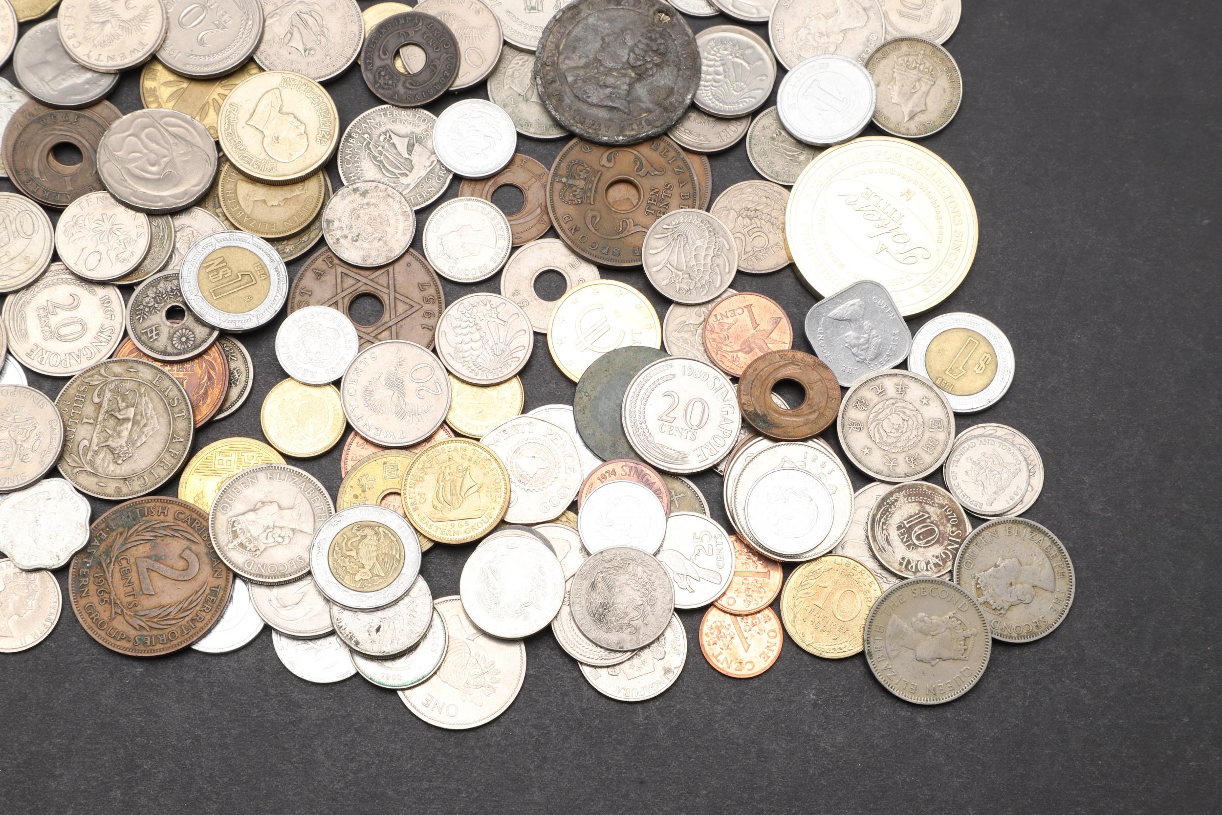 A COLLECTION OF WORLD COINS TO INCLUDE COINS FROM JAPAN, MEXICO AND OTHER COUNTRIES. - Bild 10 aus 10