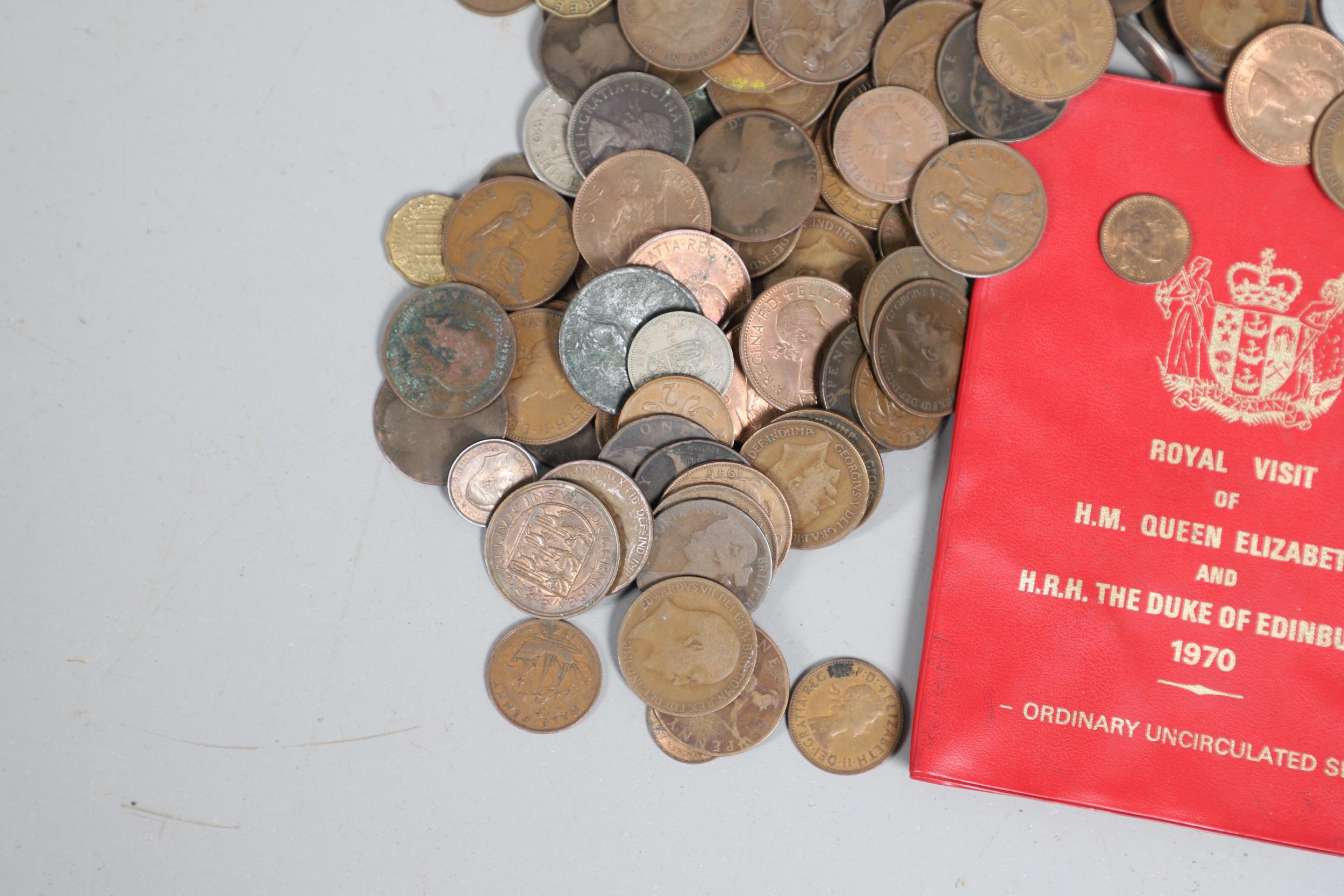 A LARGE COLLECTION OF PRE-DECIMAL COINS TO INCLUDE PENNIES, SHILLINGS AND OTHERS. - Bild 8 aus 10