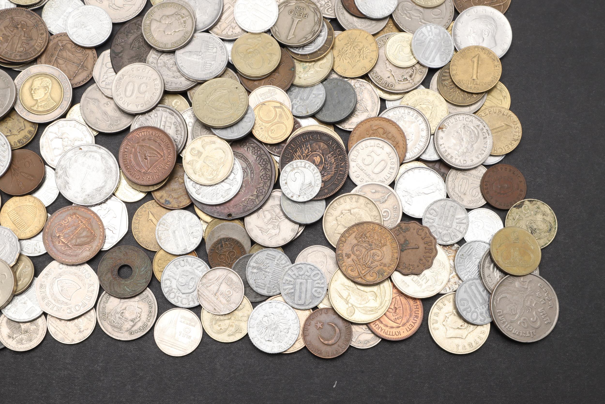 A COLLECTION OF WORLD COINS TO INCLUDE COINS FROM ARGENTINA, TURKEY AND CHILE. - Bild 7 aus 8