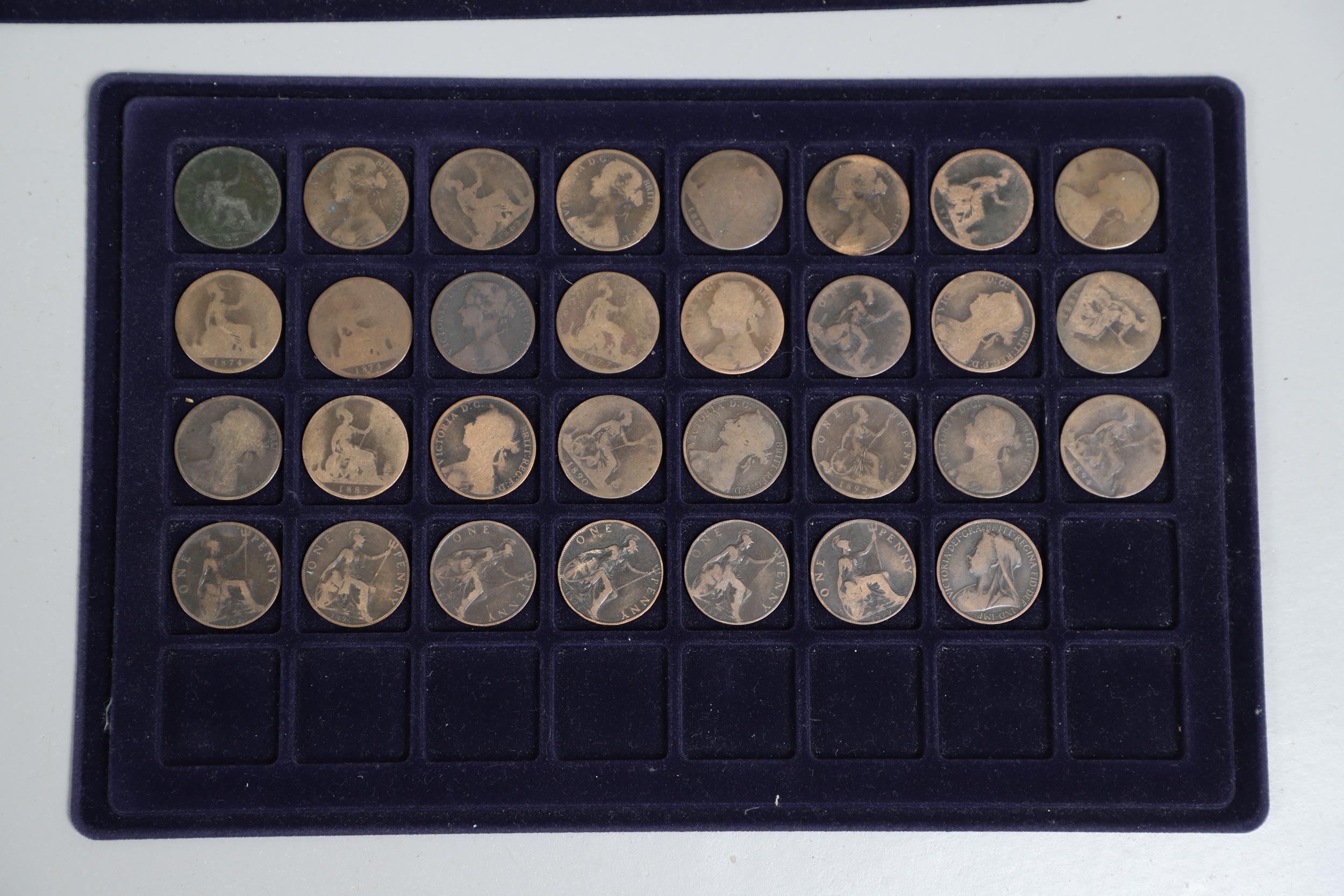 AN EXTENSIVE COLLECTION OF COINS AND TOKENS. - Bild 9 aus 14