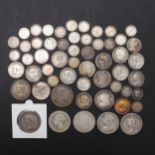 A MIXED COLLECTION OF SILVER COINS TO INCLUDE A HALFCROWN 1887, QUEEN ANNE SIXPENCE AND OTHERS.