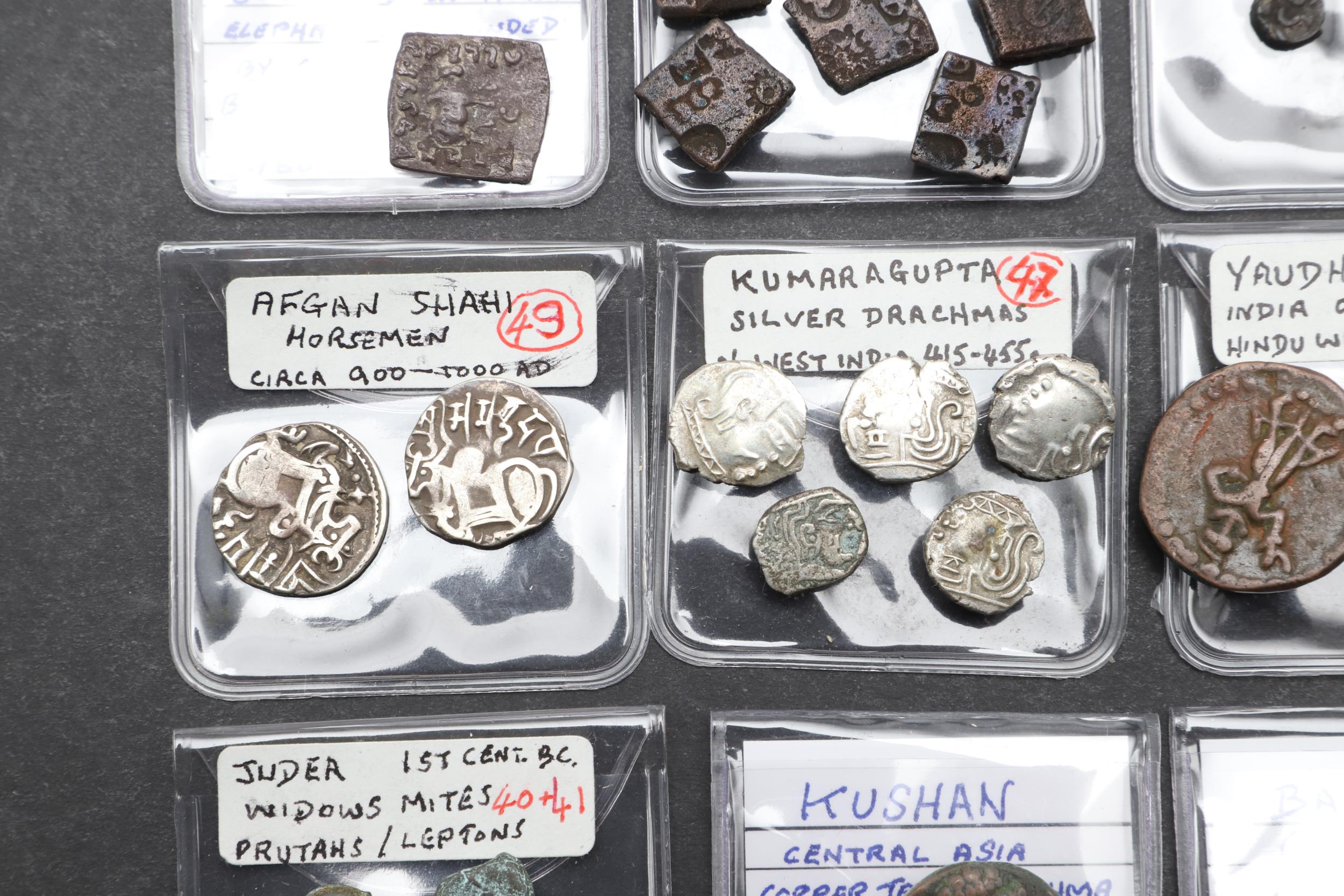 AN INTERESTING COLLECTION OF ANCIENT COINS TO INCLUDE INDIAN AND AFGHANISTAN. - Bild 4 aus 12