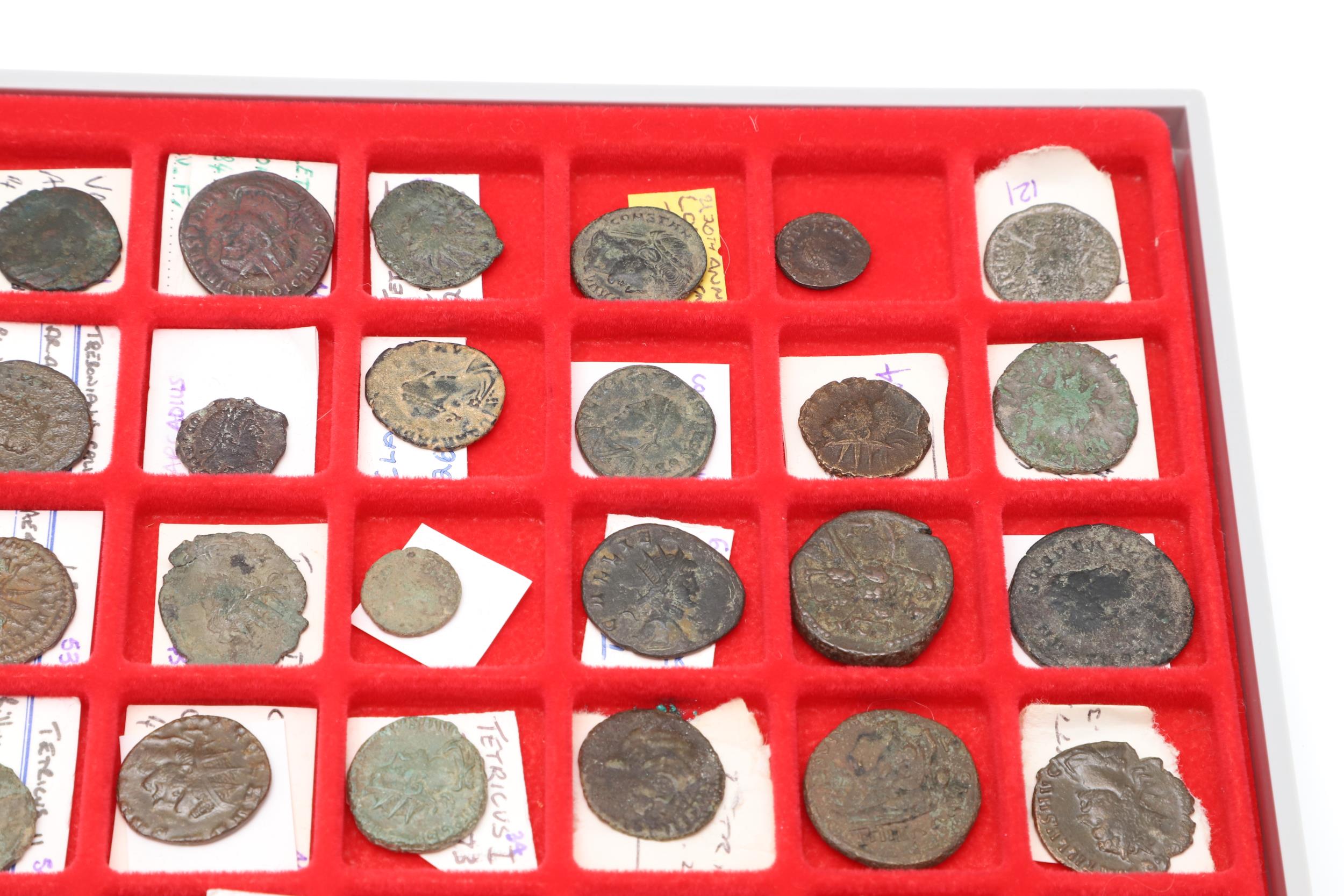 A COLLECTION OF ROMAN COINS IN A LINDNER COIN TRAY. - Image 5 of 11