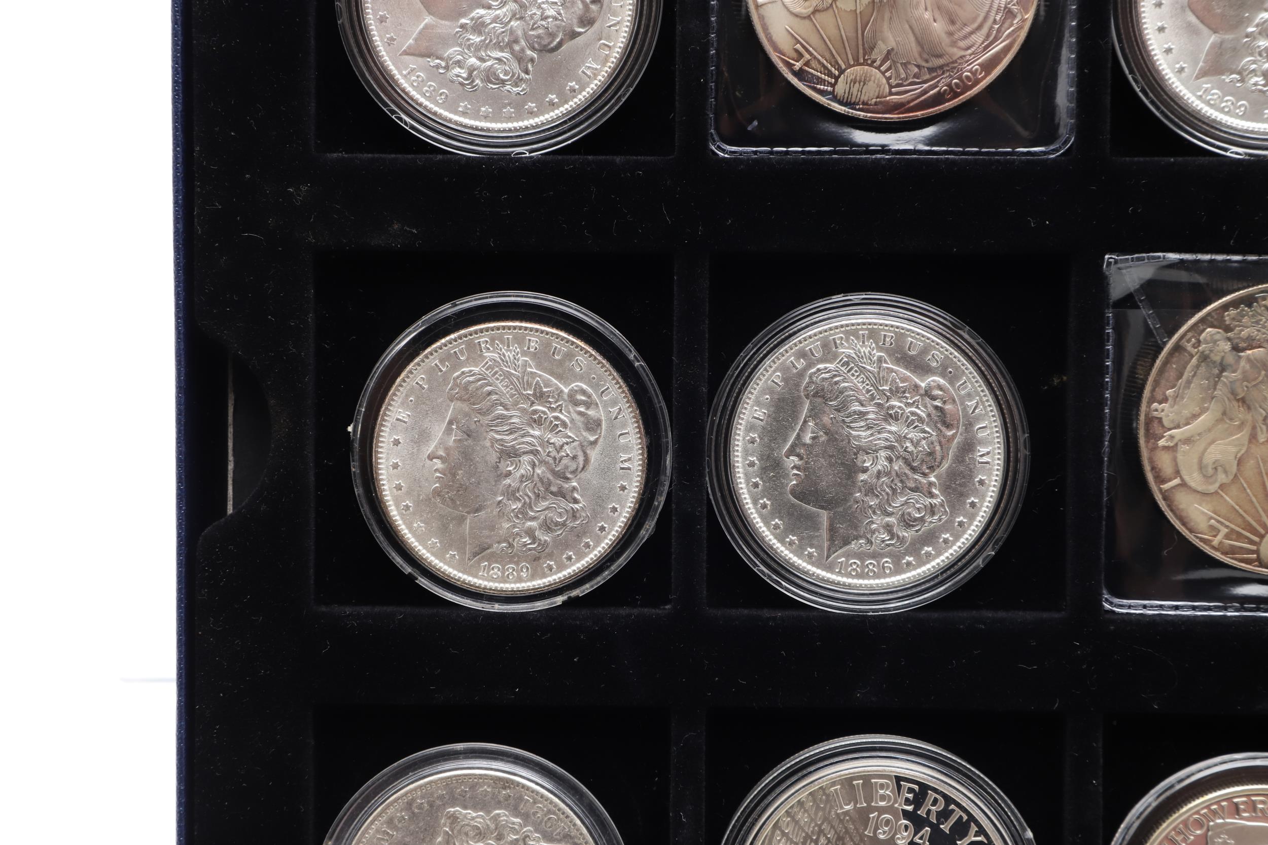 A COLLECTION OF TWELVE AMERICAN DOLLARS TO INCLUDE SILVER MORGAN DOLLARS. - Bild 5 aus 9