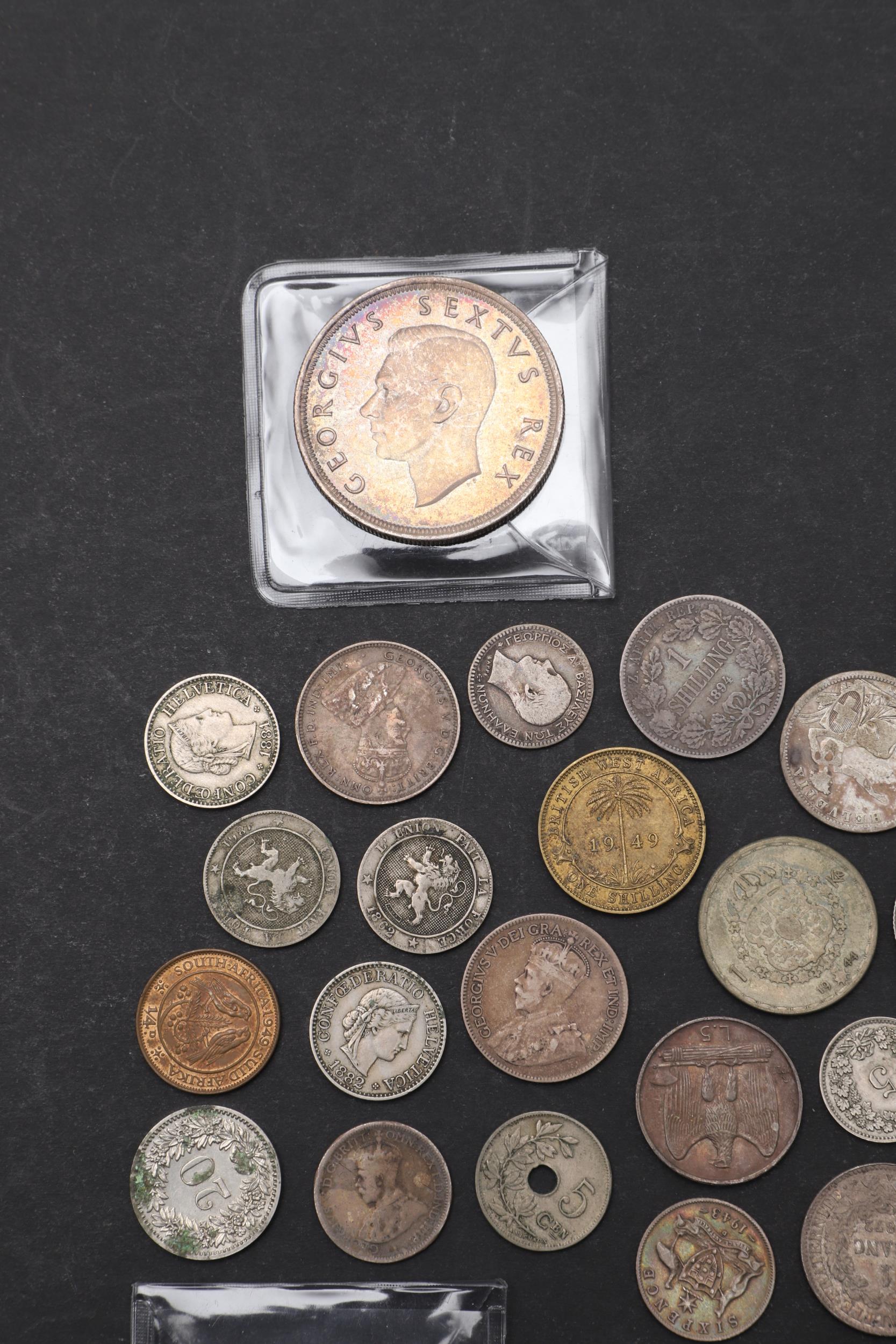 AN INTERESTING COLLECTION OF SOUTH AFRICAN AND OTHER WORLD COINS. - Image 2 of 7