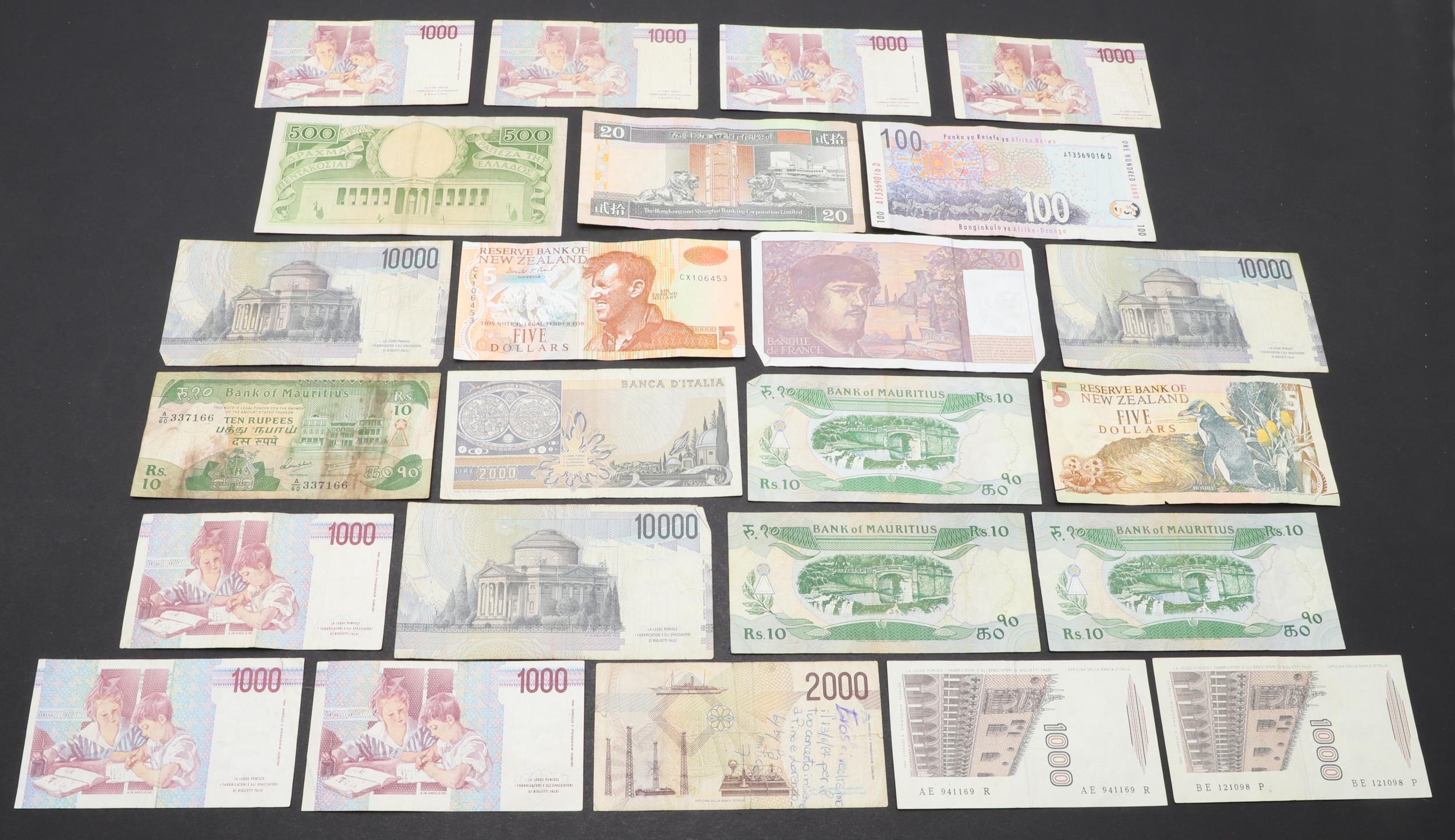 A COLLECTION OF TWENTY FOUR VARIOUS WORLD BANKNOTES. - Image 11 of 18