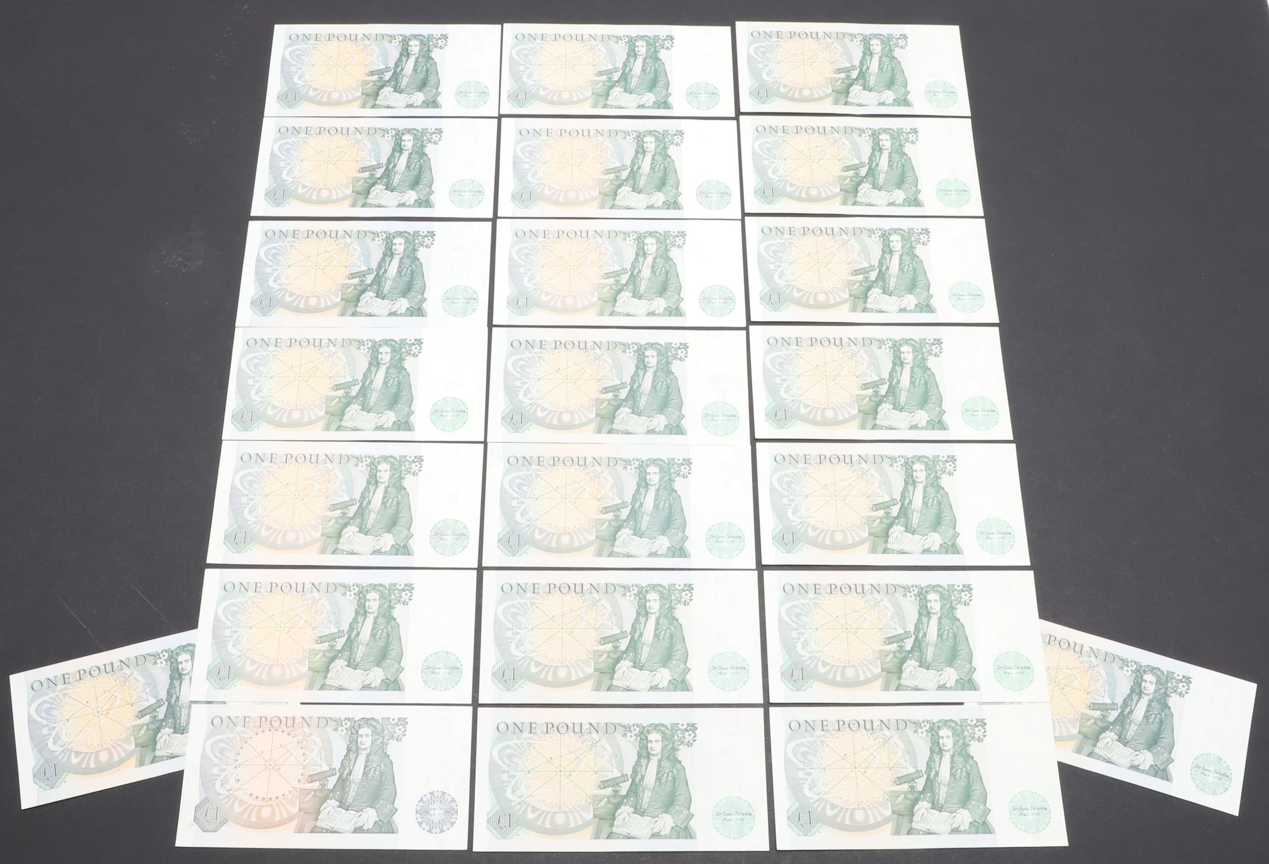 A COLLECTION OF 23 SERIES D ONE POUND NOTES TO INCLUDE CONSECUTIVE RUNS. - Image 6 of 10